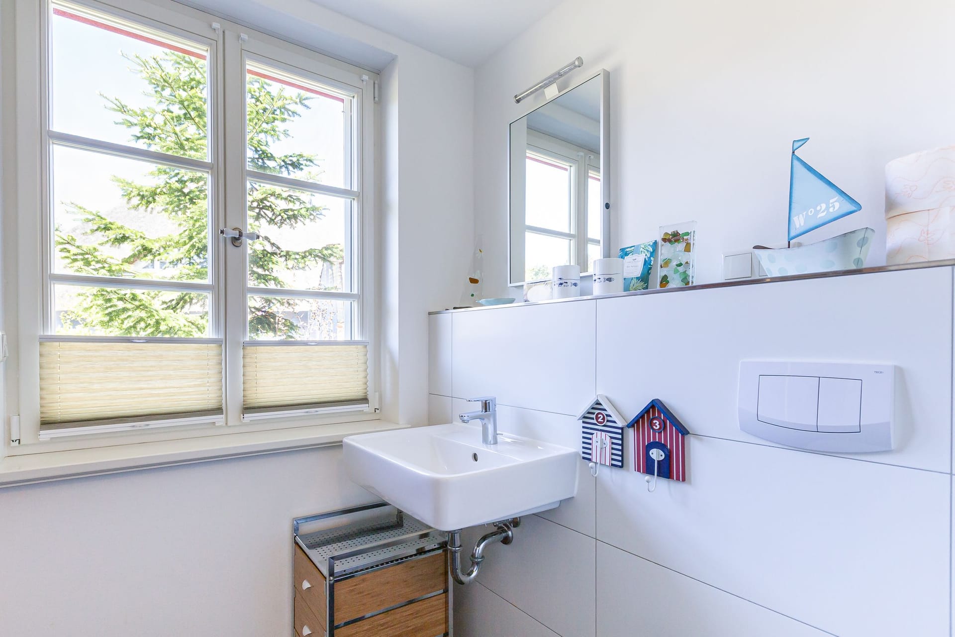 Modernes Badezimmer mit Waschbecken und Fenster