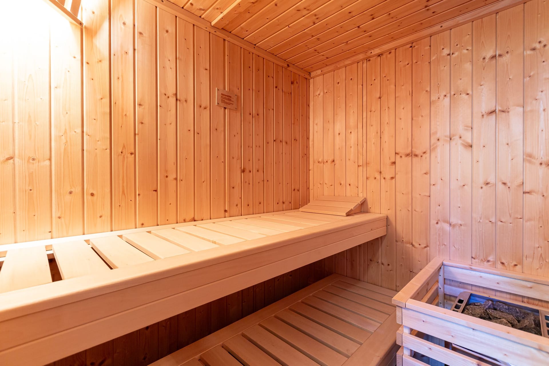 Sauna mit Holzverkleidung und Entspannungsmöglichkeiten