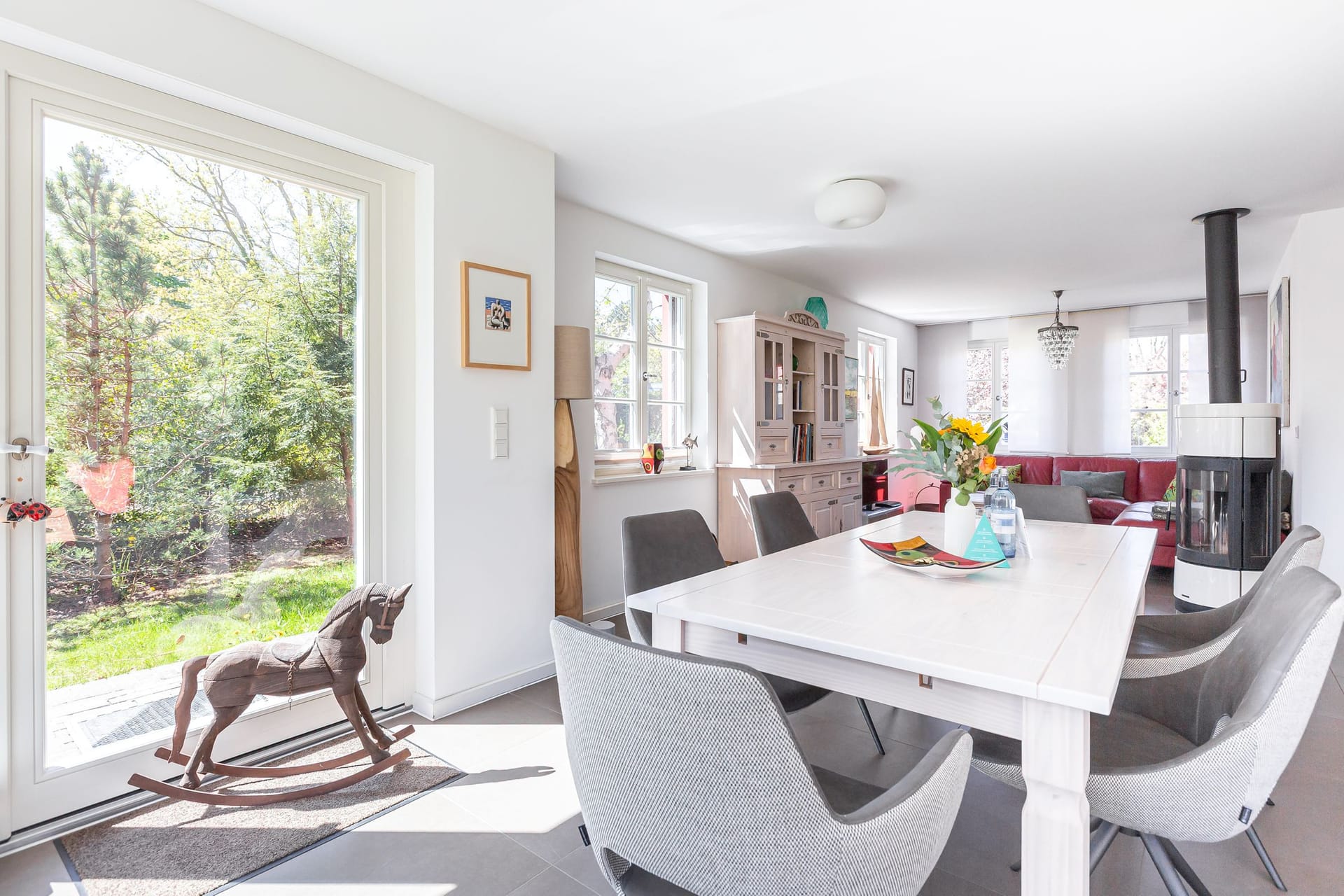 Helles Wohnzimmer mit Esstisch und Gartenblick