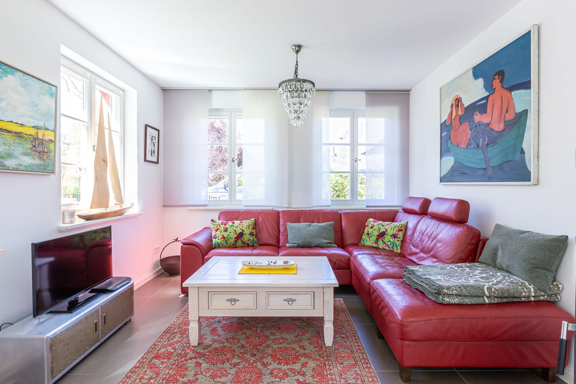 Gemütliches Wohnzimmer mit rotem Sofa