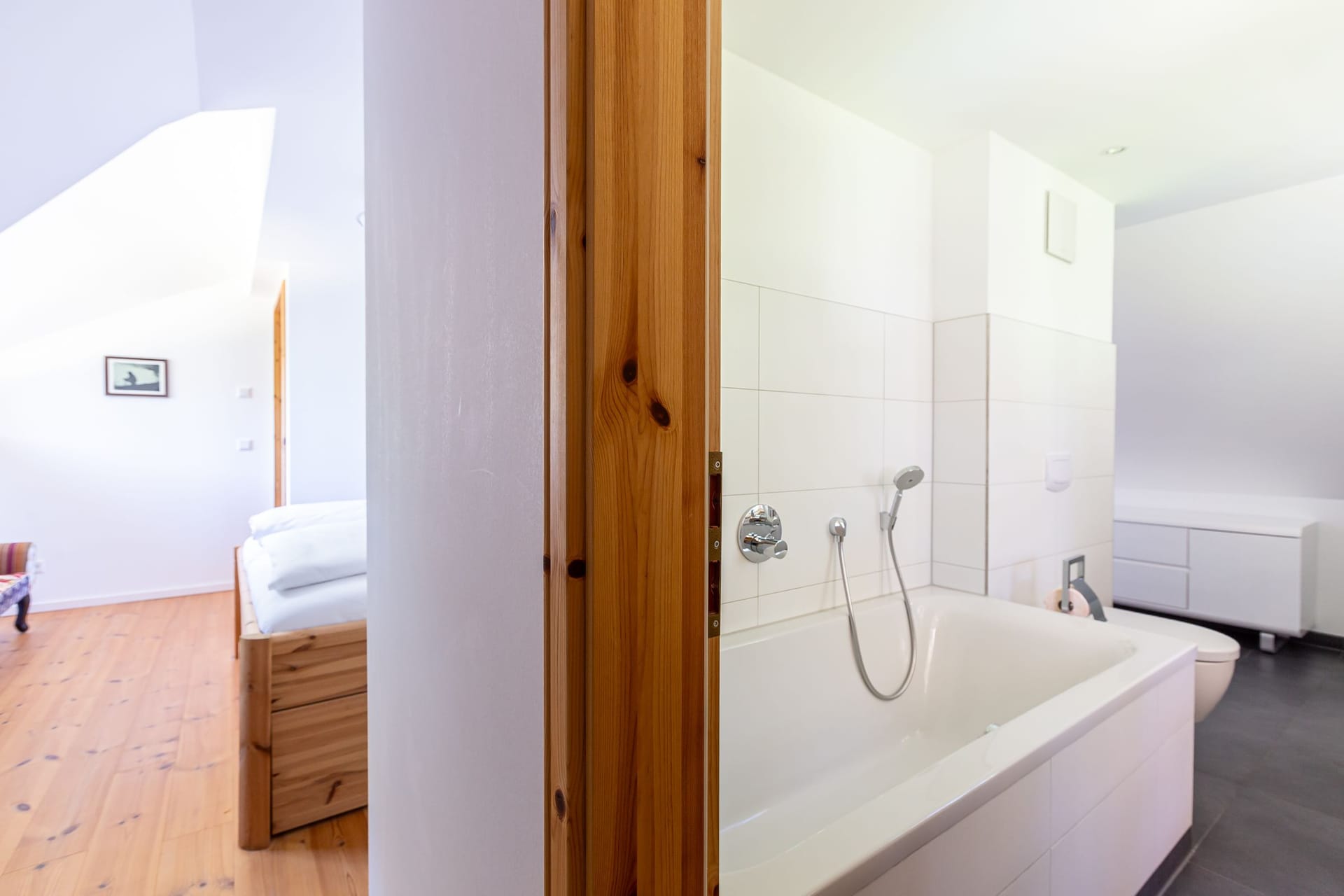 Modernes Badezimmer mit Badewanne und hellen Fliesen