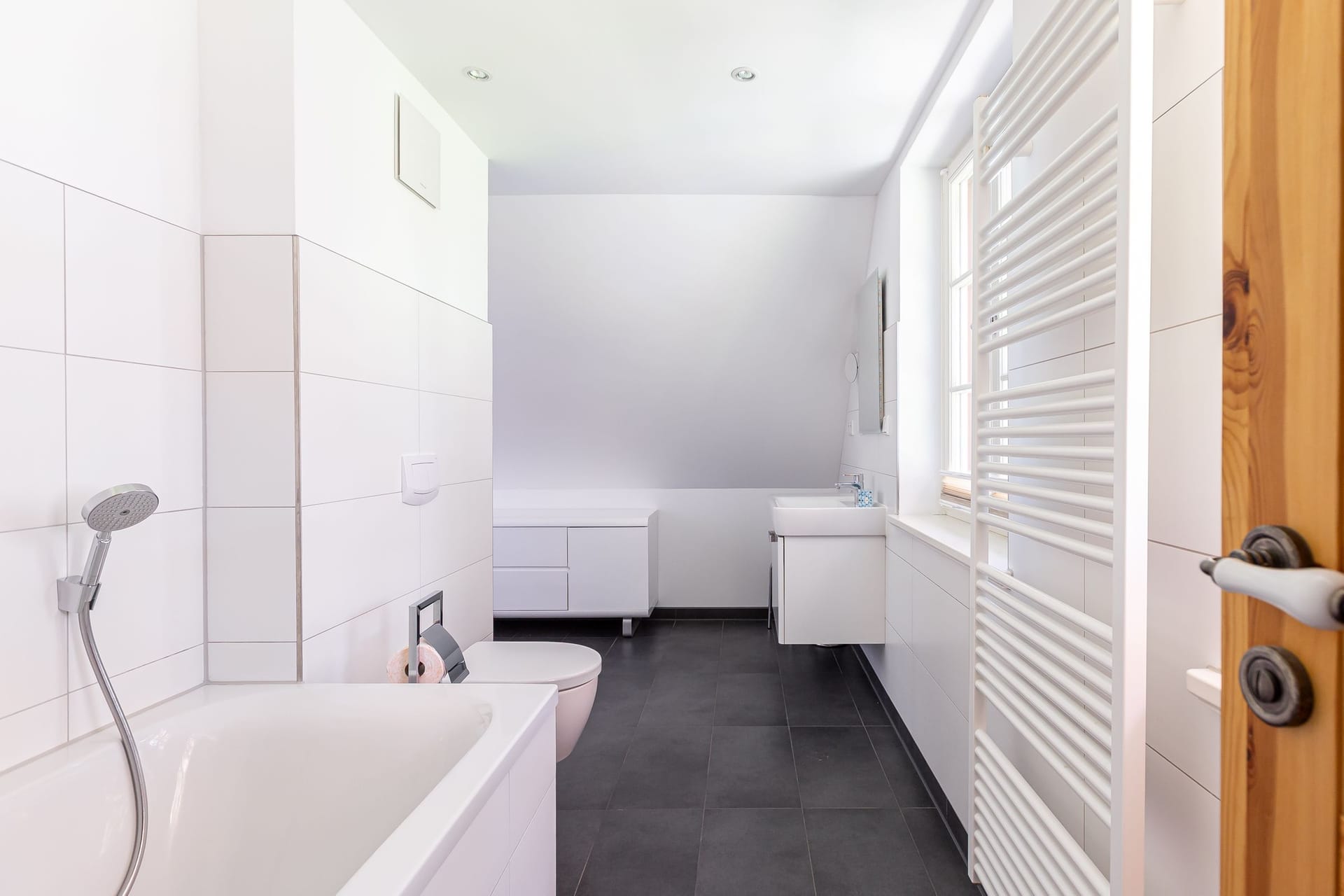 Modernes Badezimmer mit Badewanne und Dusche