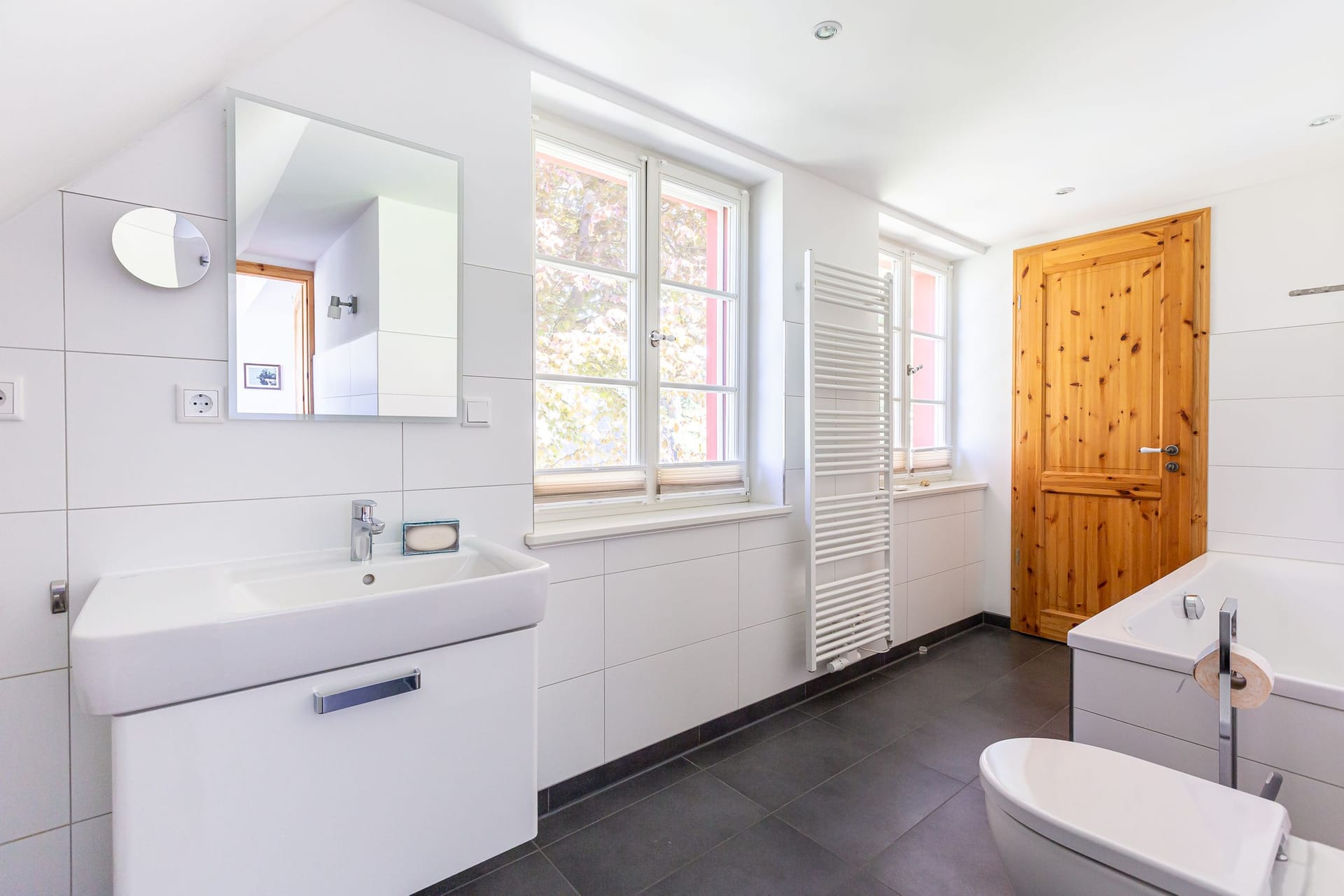 Modernes Badezimmer mit Dusche und großen Fenstern