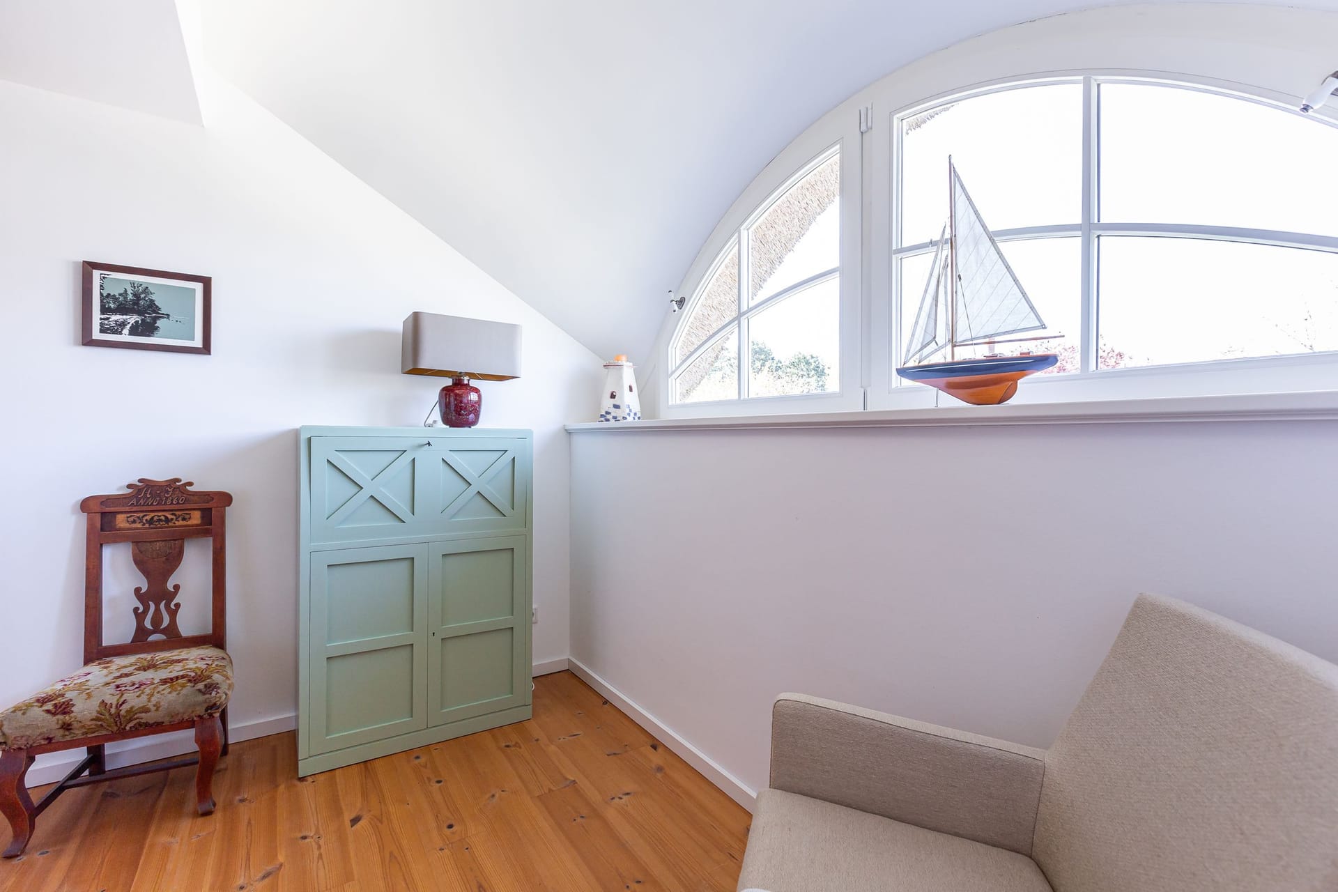 Gemütliches Wohnzimmer mit Licht und Stil