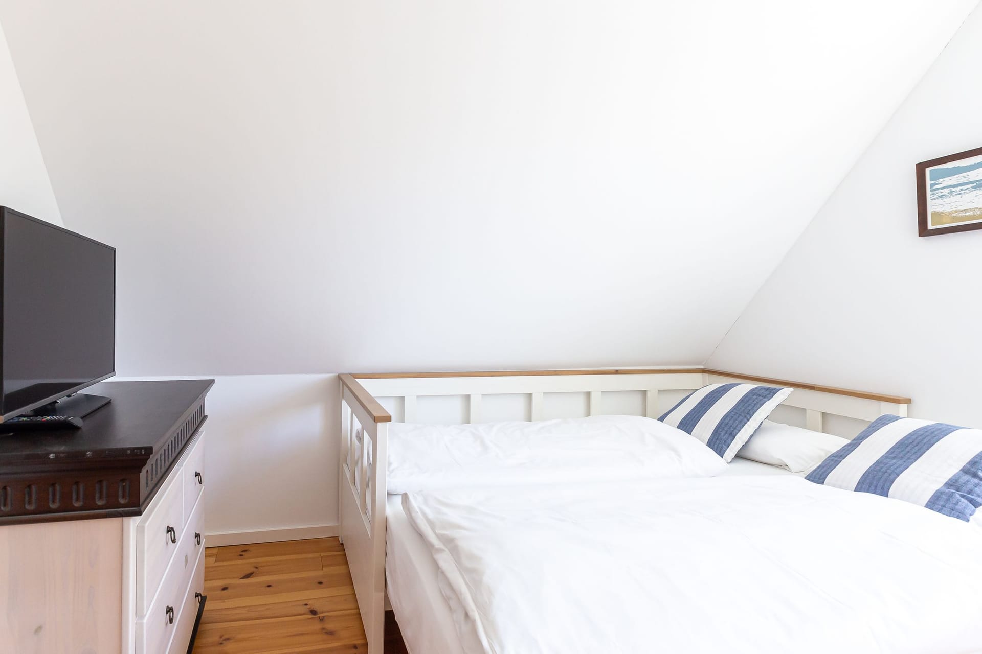Gemütliches Schlafzimmer mit Fernseher