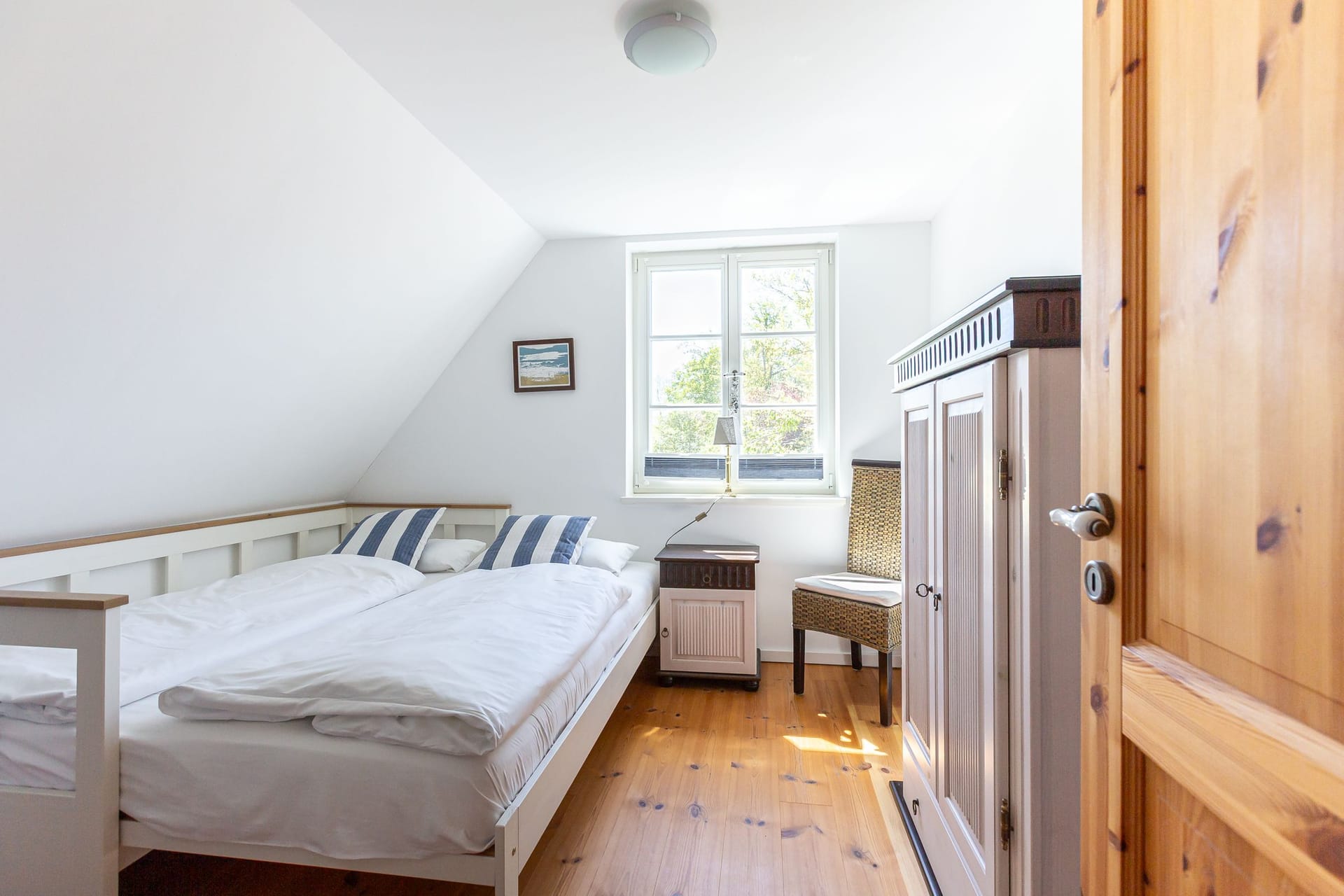 Gemütliches Schlafzimmer mit Doppelbett