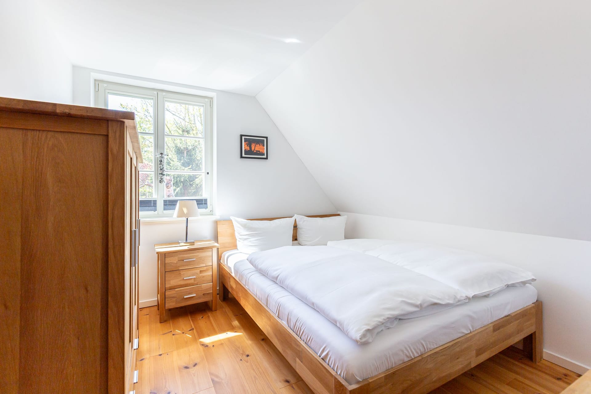 Helles Schlafzimmer mit Doppelbett