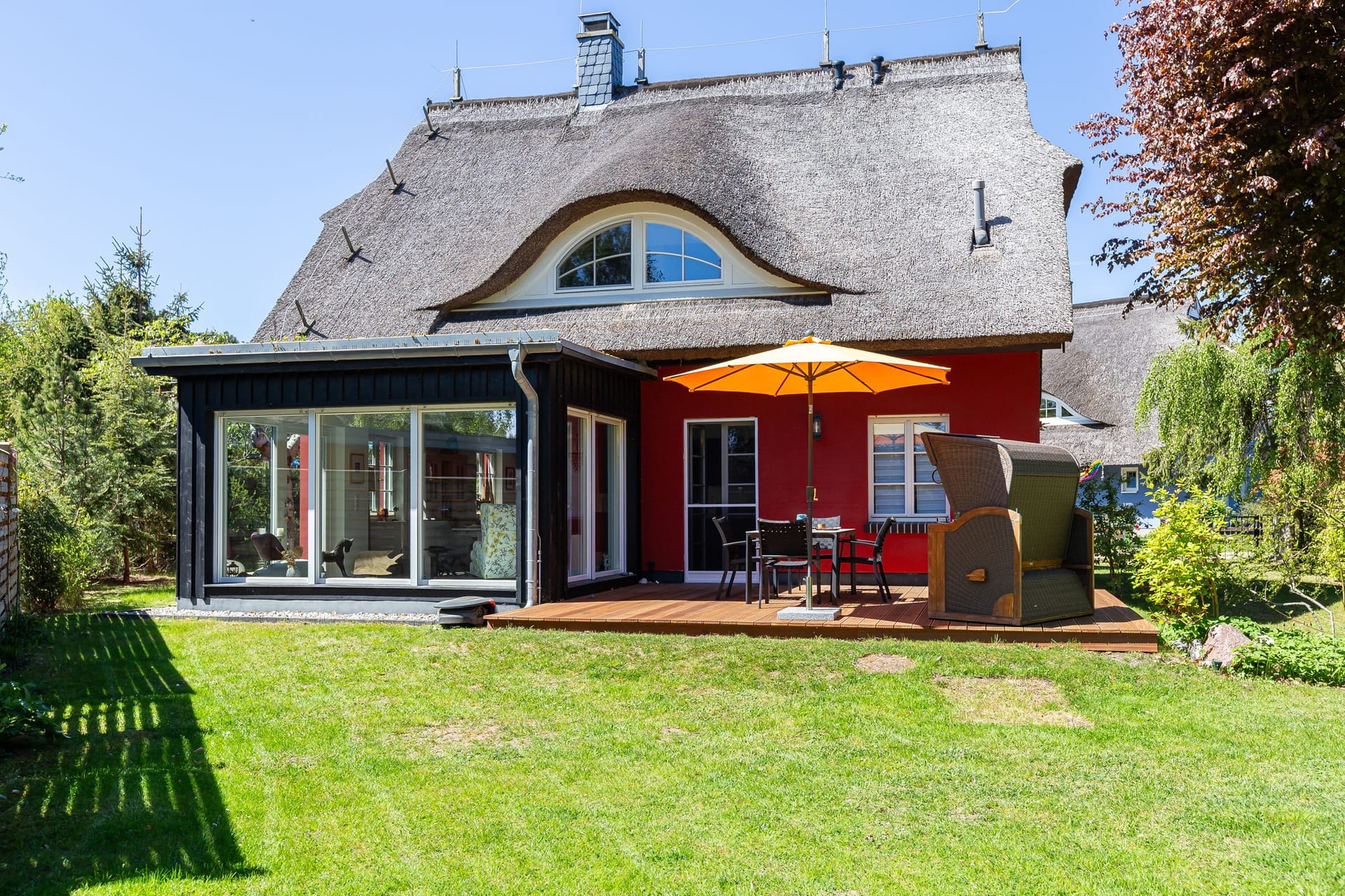 Außenansicht eines Hauses mit Terrasse und Garten