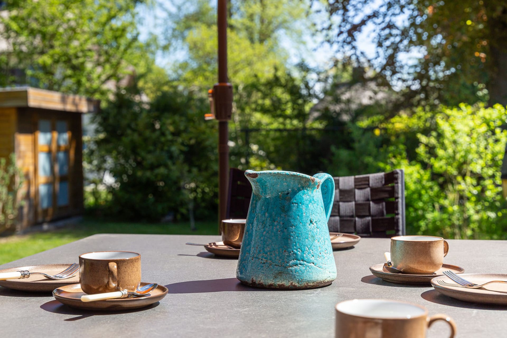 Terrasse mit Tisch und Kaffeetassen