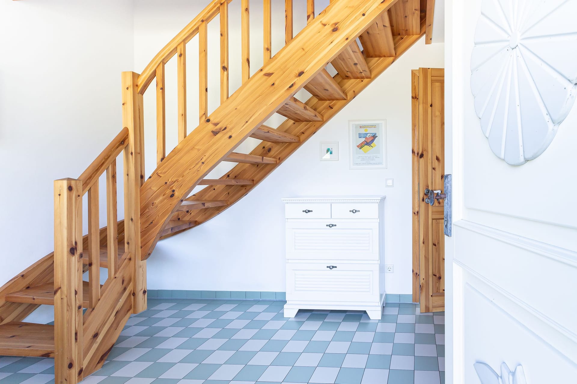 Eingangsbereich mit Holztreppe und Kommode
