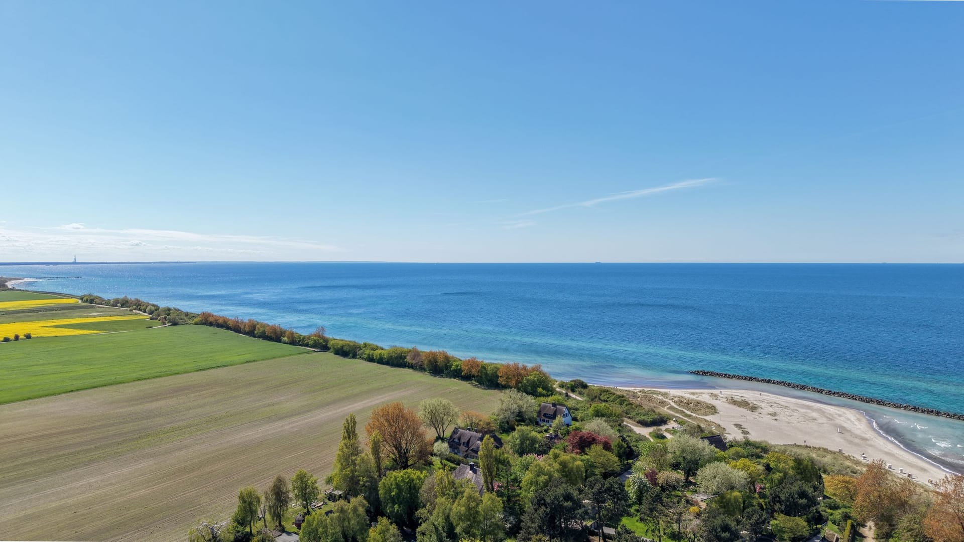 Blick auf Strand und Meer