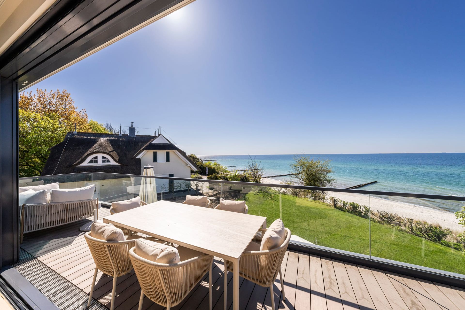 Terrasse mit Meerblick und Essbereich