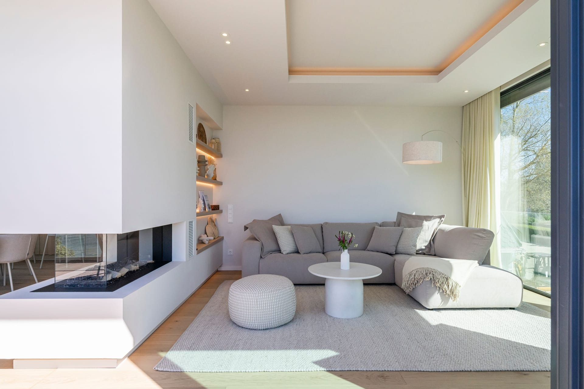 Helles Wohnzimmer mit Sofa und Tisch