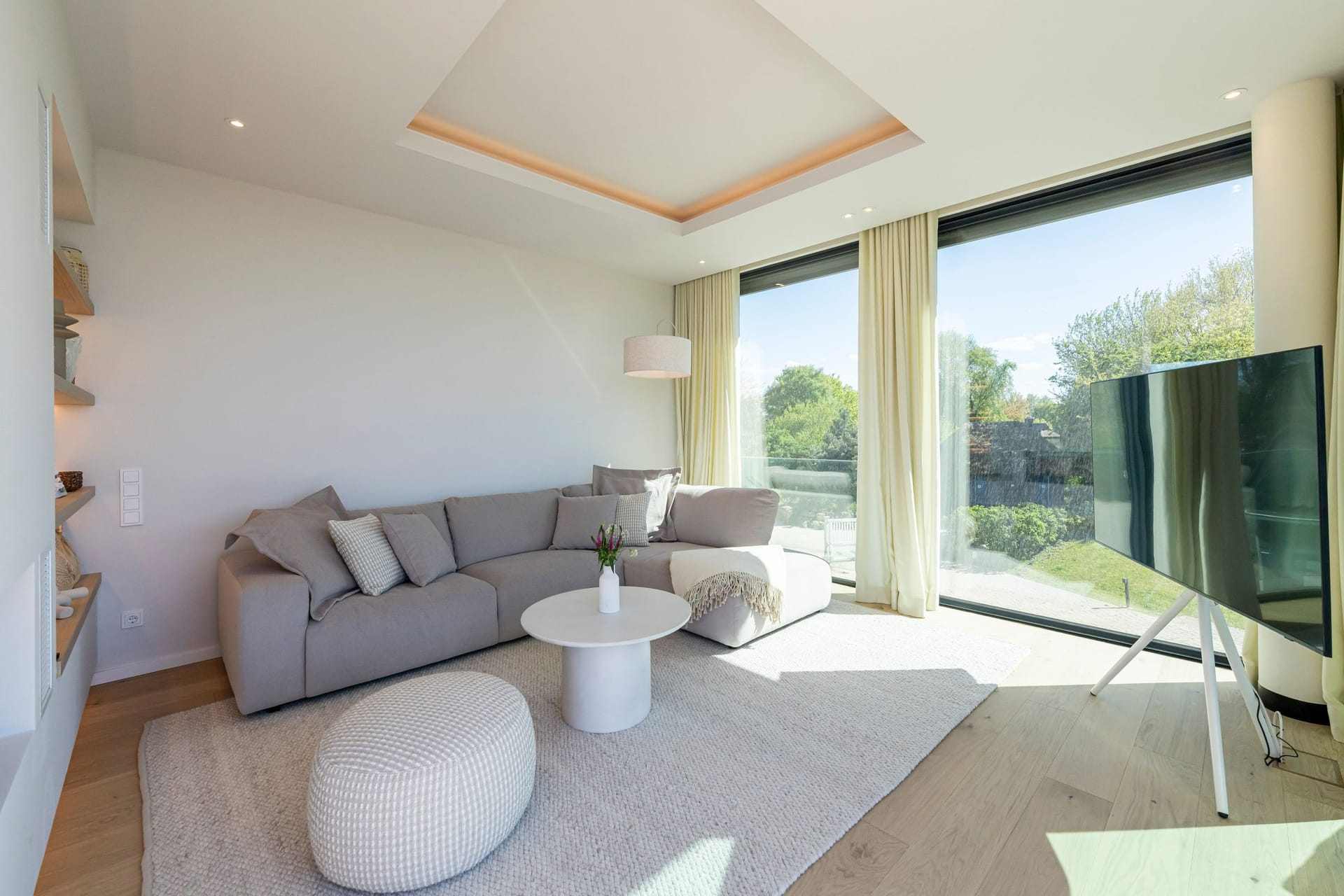 Helles Wohnzimmer mit Sofa und Fernseher