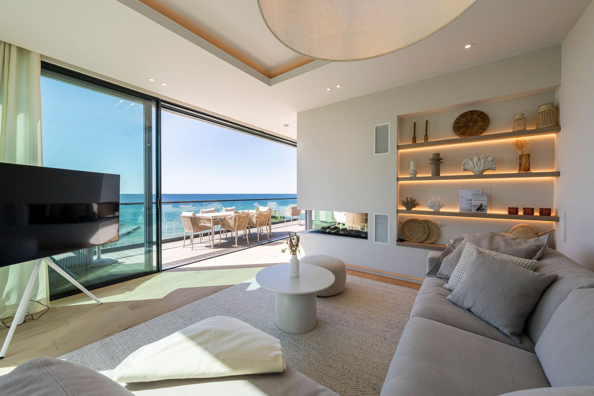 Helles Wohnzimmer mit Meerblick