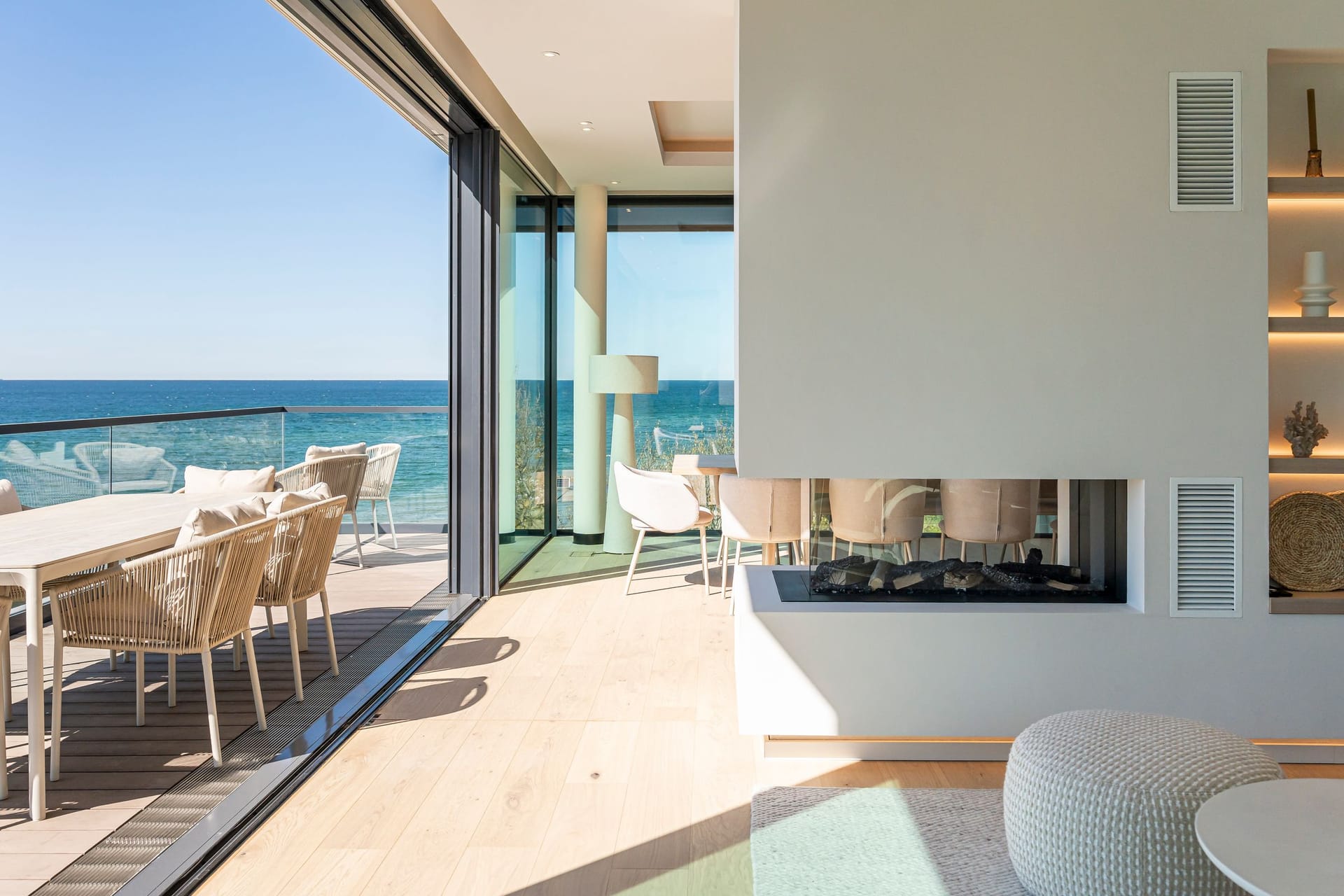 Helles Wohnzimmer mit Meerblick