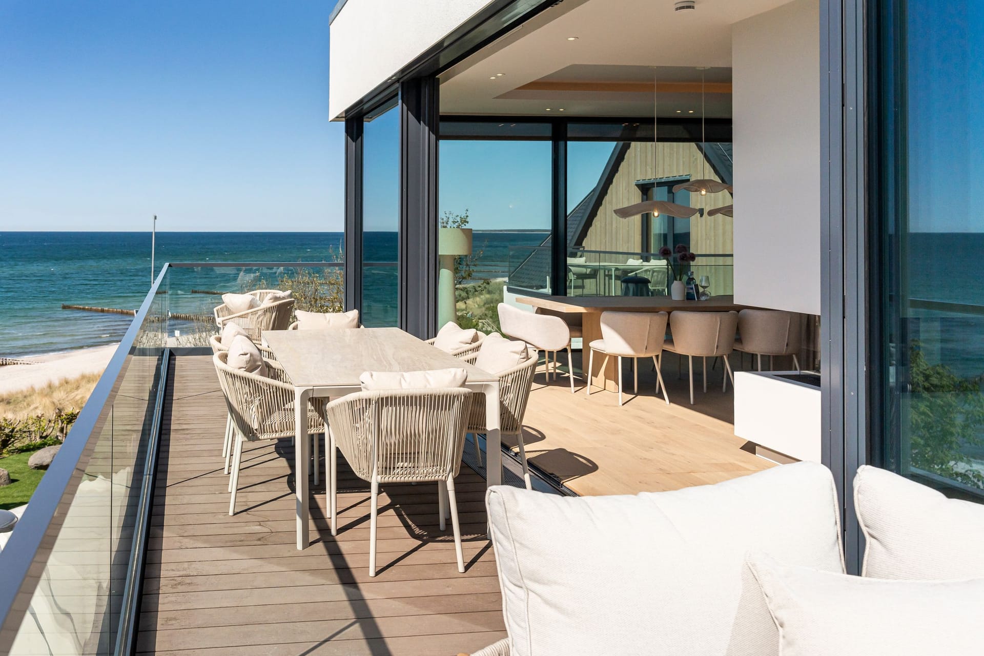 Terrasse mit Meerblick und modernen Möbeln
