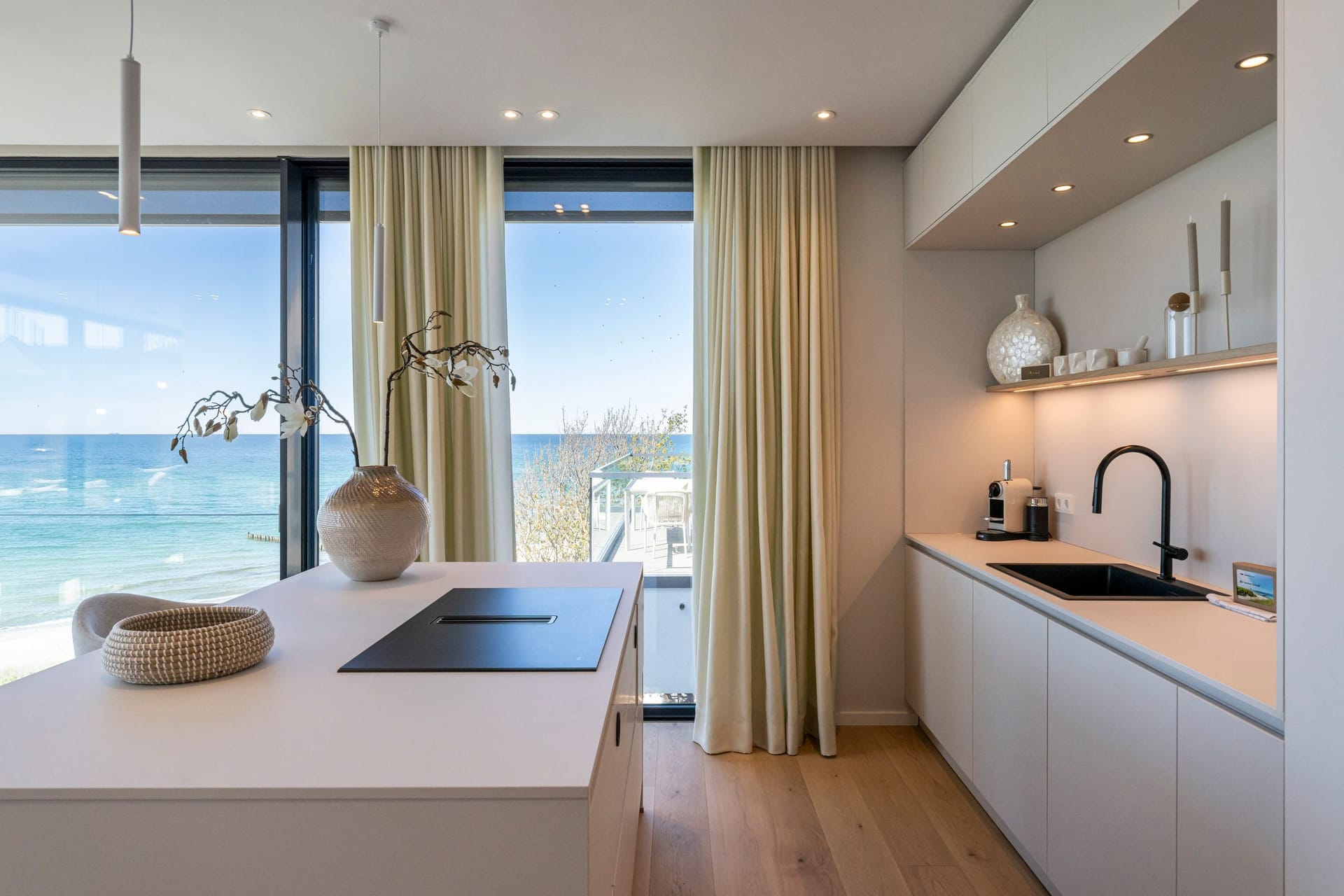 Moderne Küche mit Meerblick
