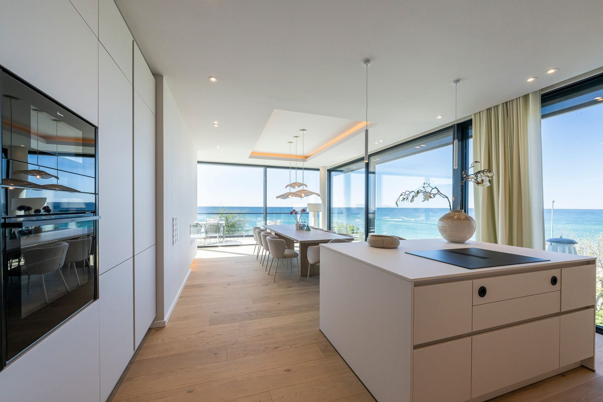 Moderne Küche mit Meerblick