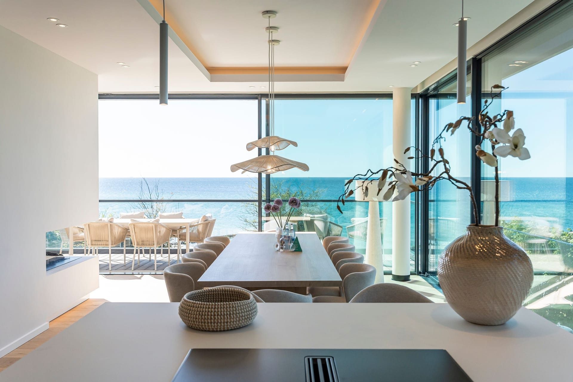 Moderne Küche mit Meerblick und Esstisch