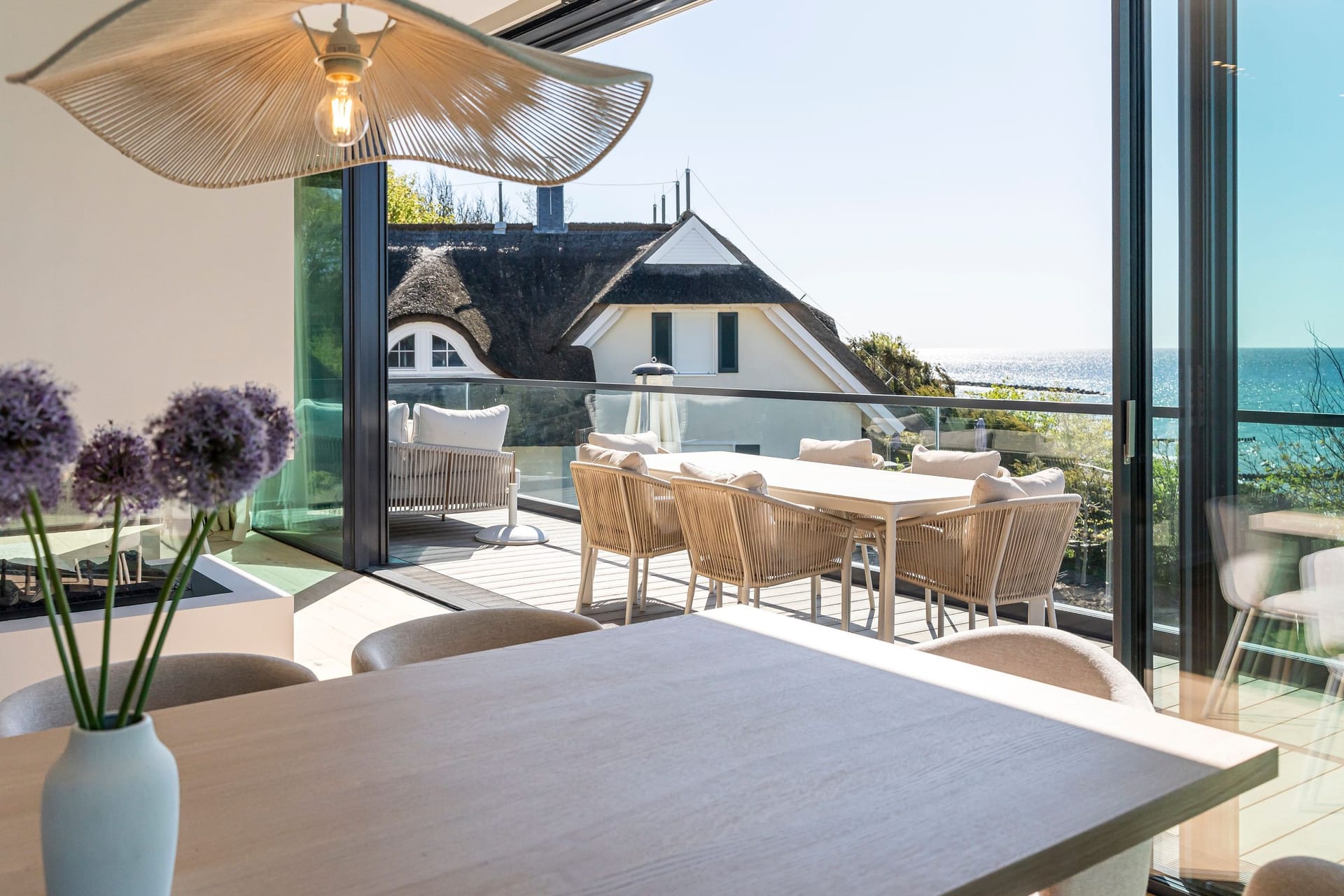 Moderne Terrasse mit Meerblick