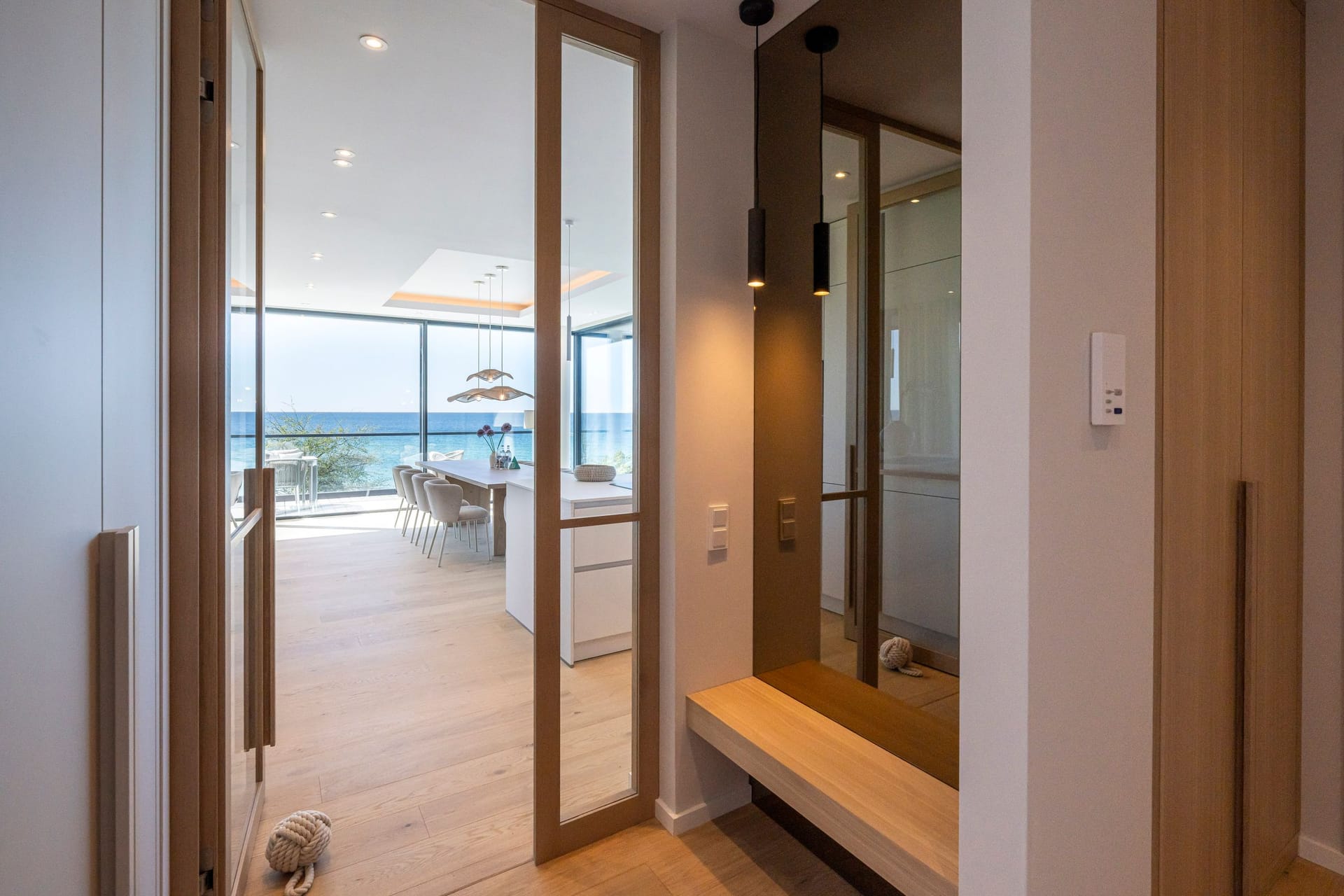 Eingangsbereich mit Holzbank und Blick auf den Wohnraum
