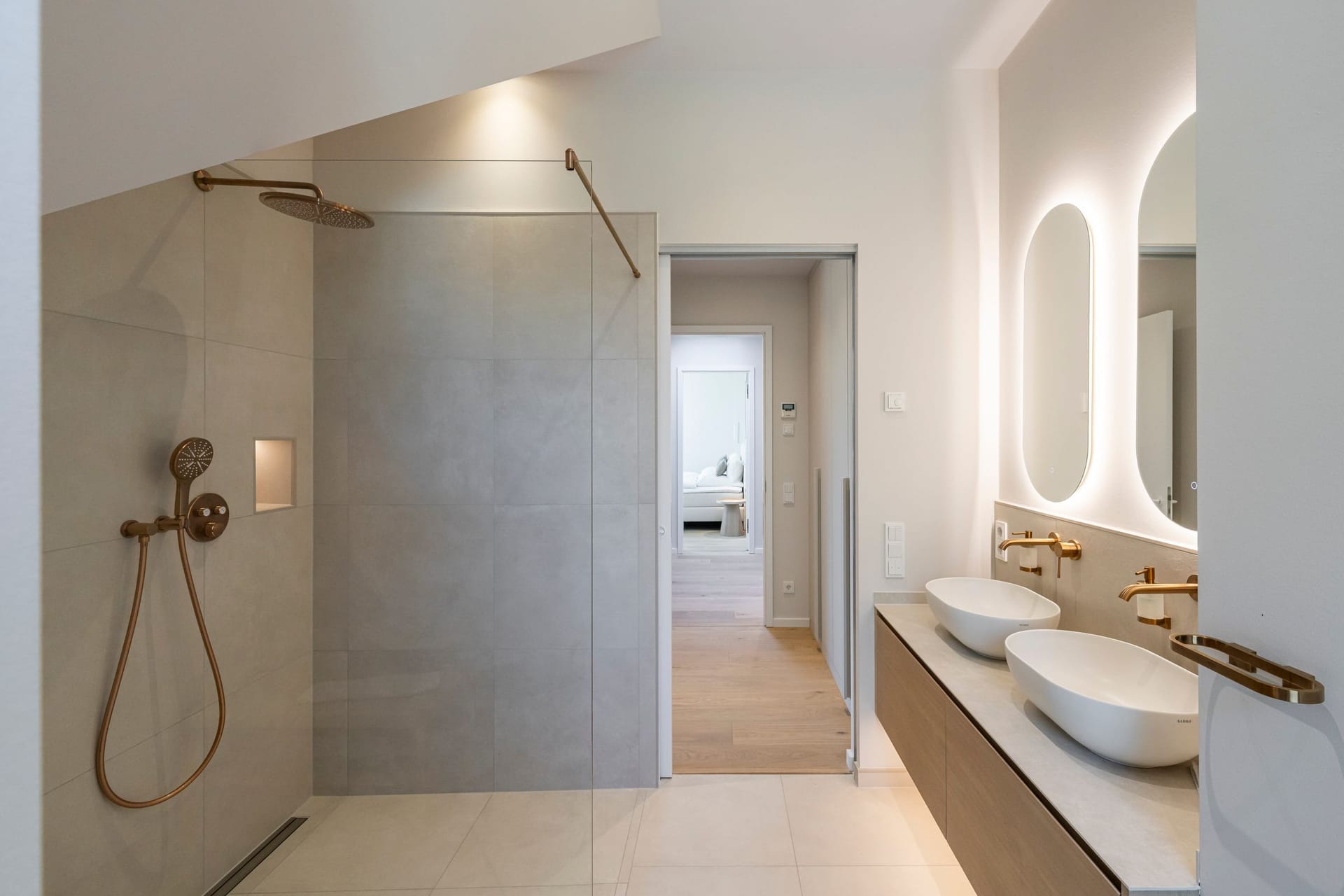 Modernes Badezimmer mit eleganter Dusche