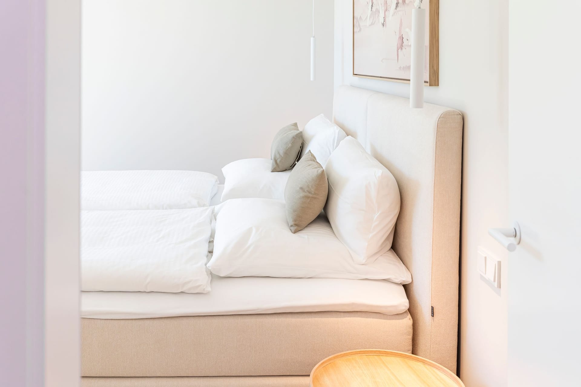 Modernes Schlafzimmer mit bequemem Bett