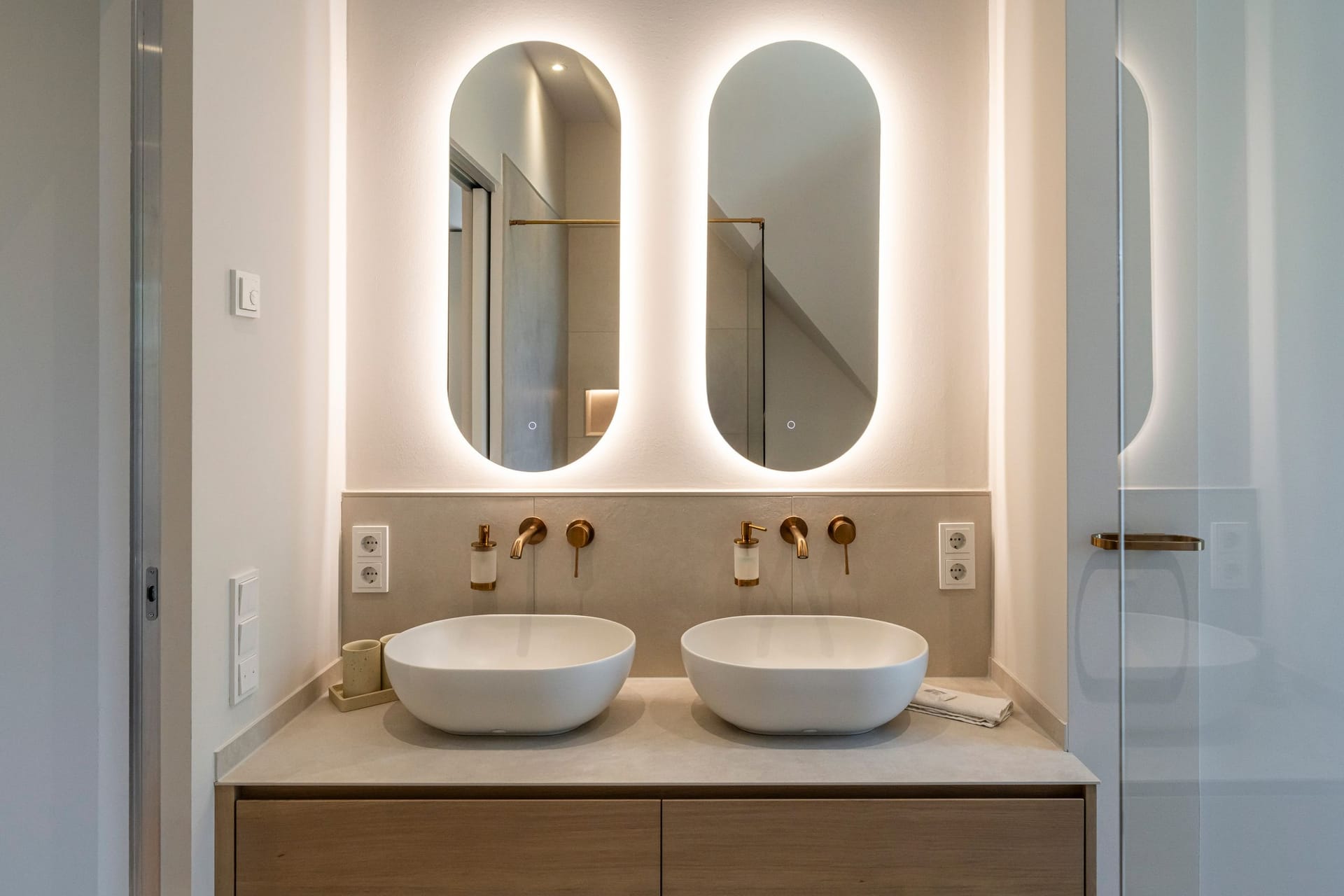 Modernes Badezimmer mit zwei Waschbecken