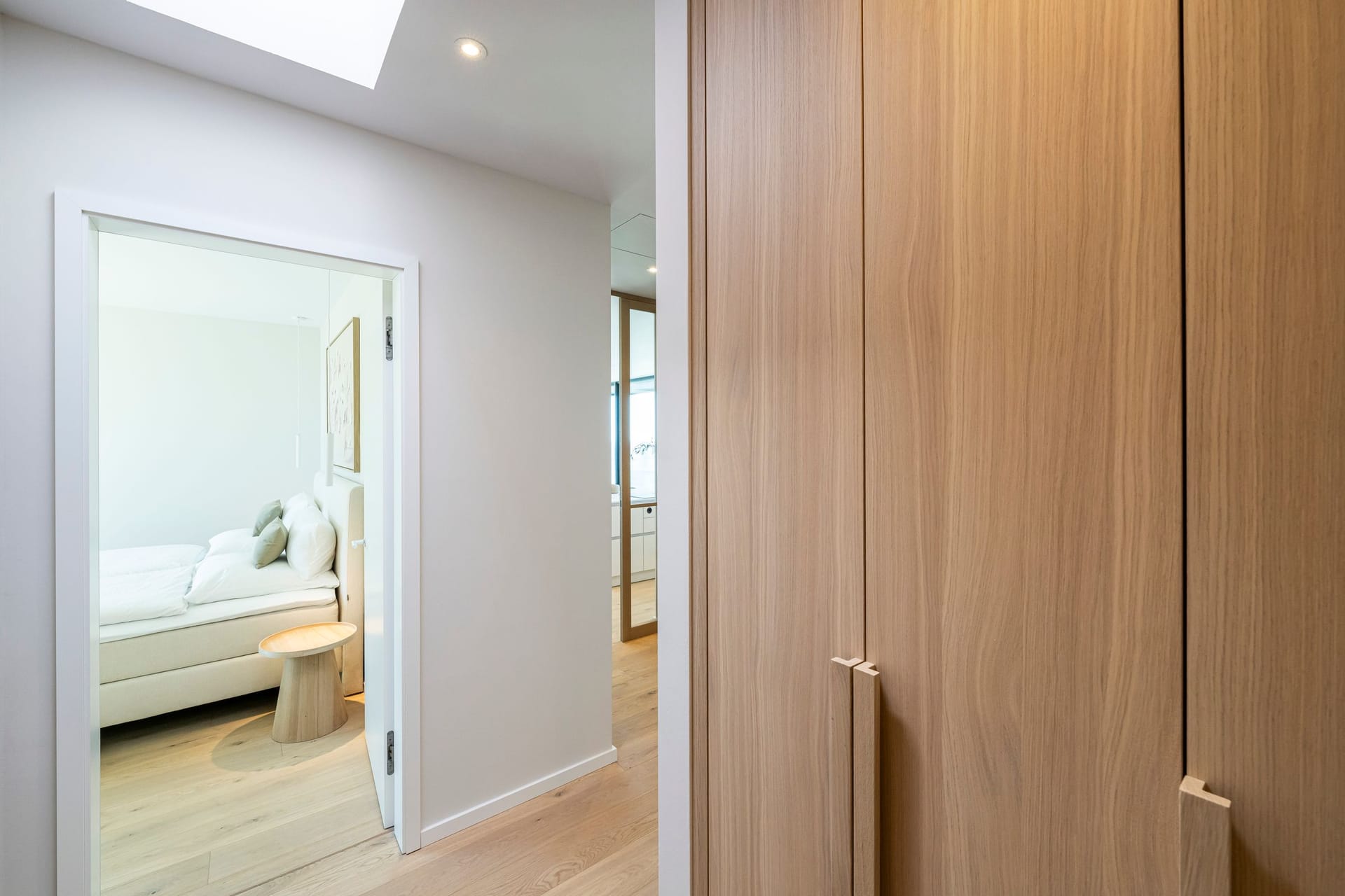 Minimalistischer Flur mit Holzschränken