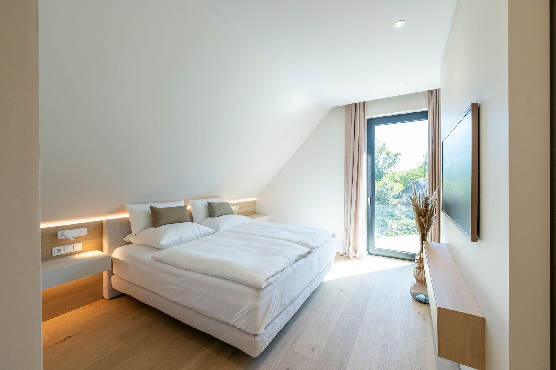 Helles Schlafzimmer mit Blick ins Grüne