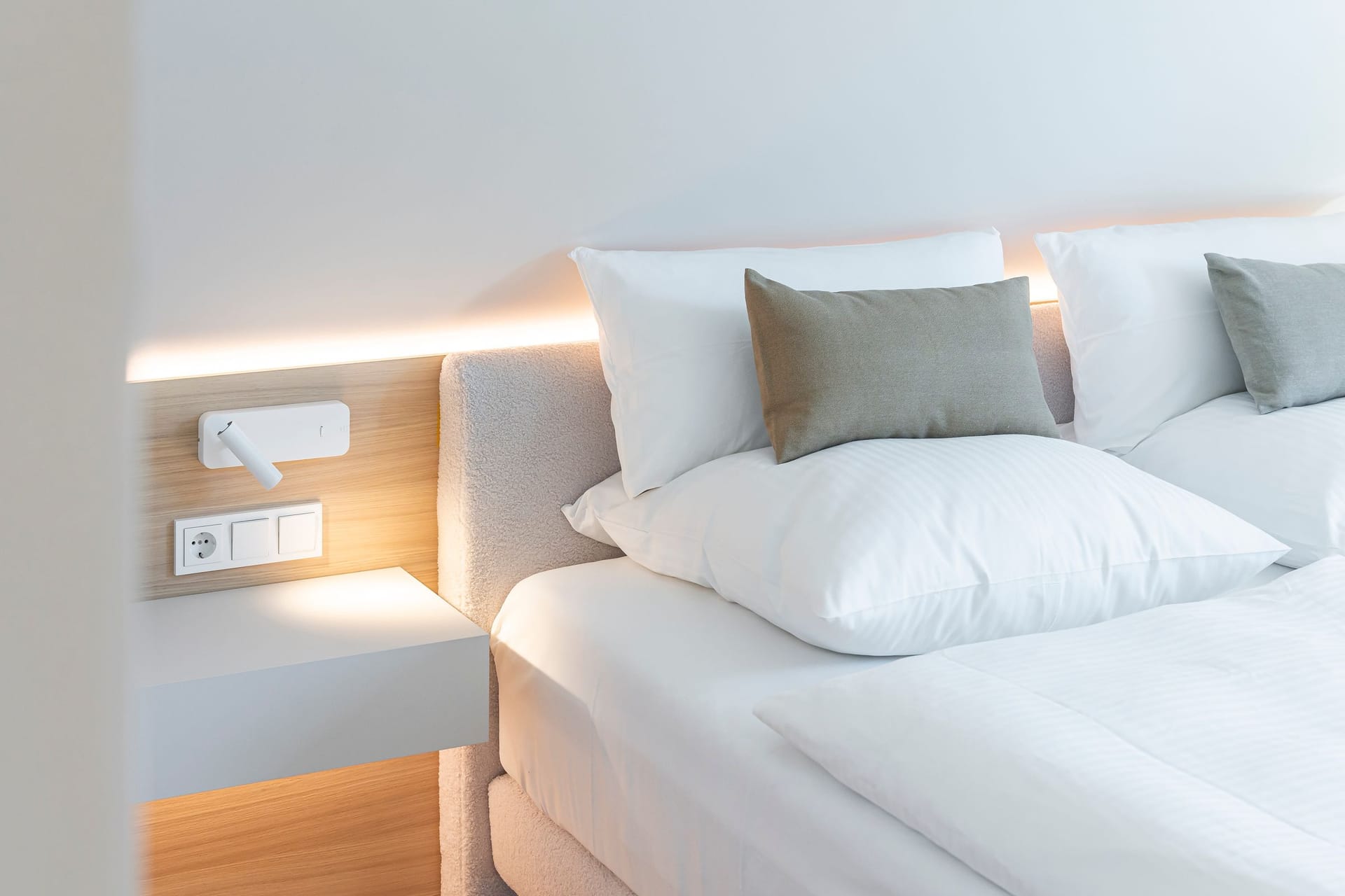 Schlafzimmer mit Doppelbett und Nachttisch