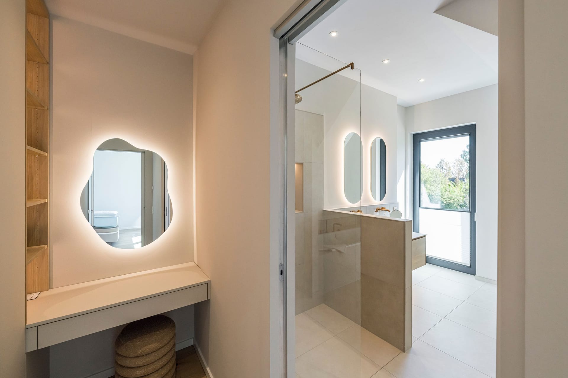 Helles Badezimmer mit stilvollem Waschbecken