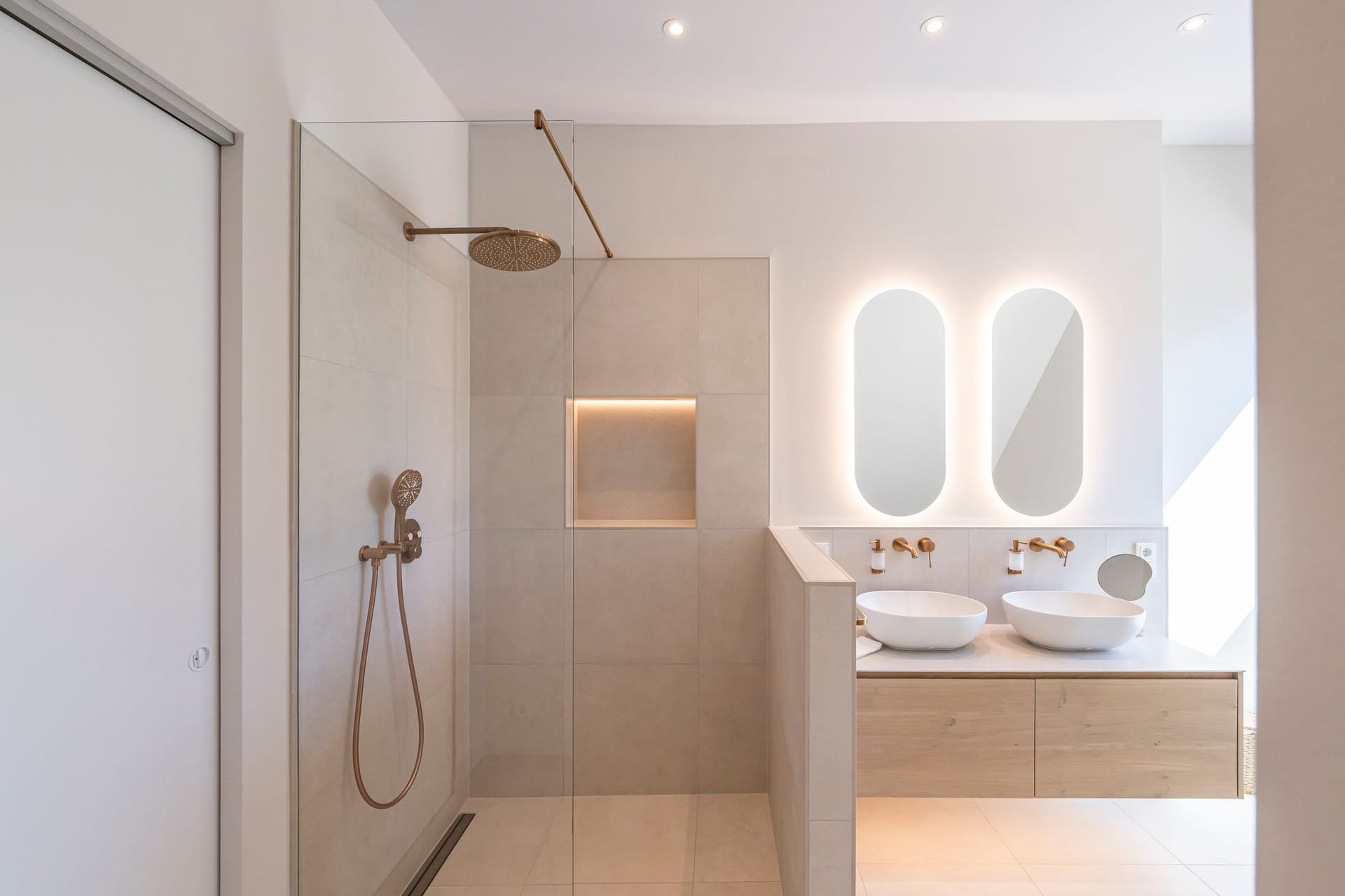 Modernes Badezimmer mit Dusche und Waschbecken
