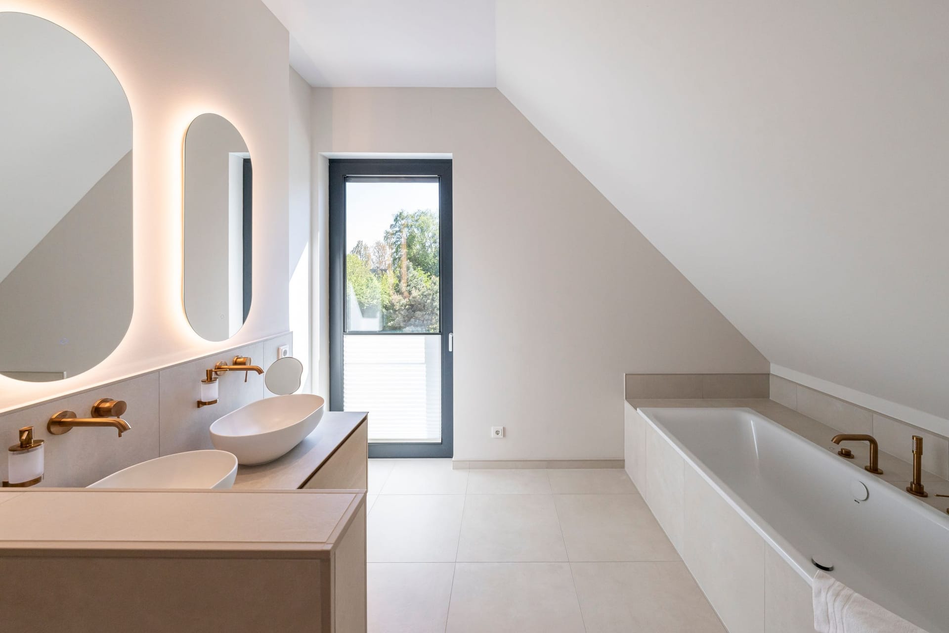 Helles modernes Badezimmer mit Badewanne und Waschbecken