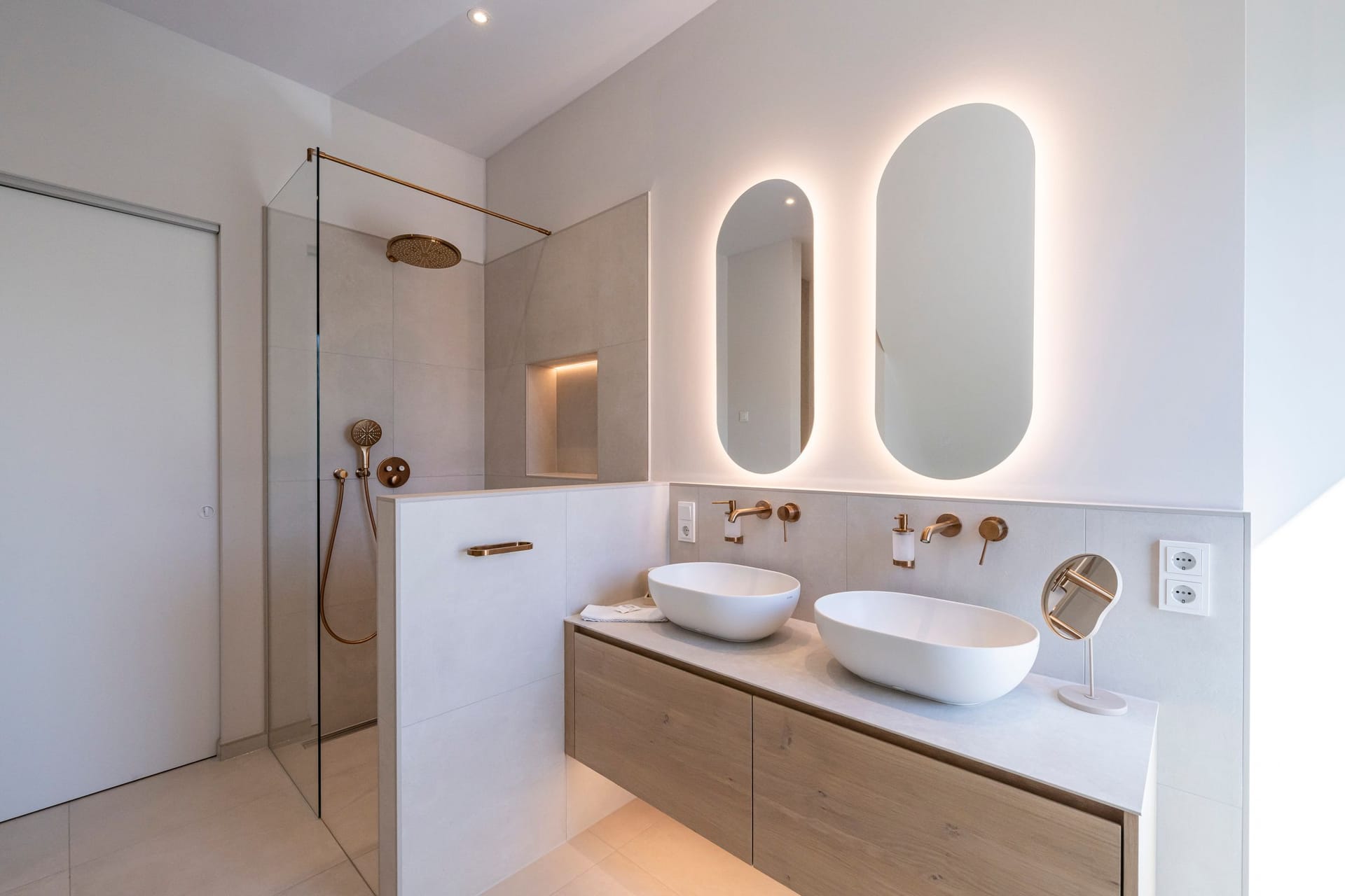 Modernes Badezimmer mit Doppelwaschbecken und Dusche