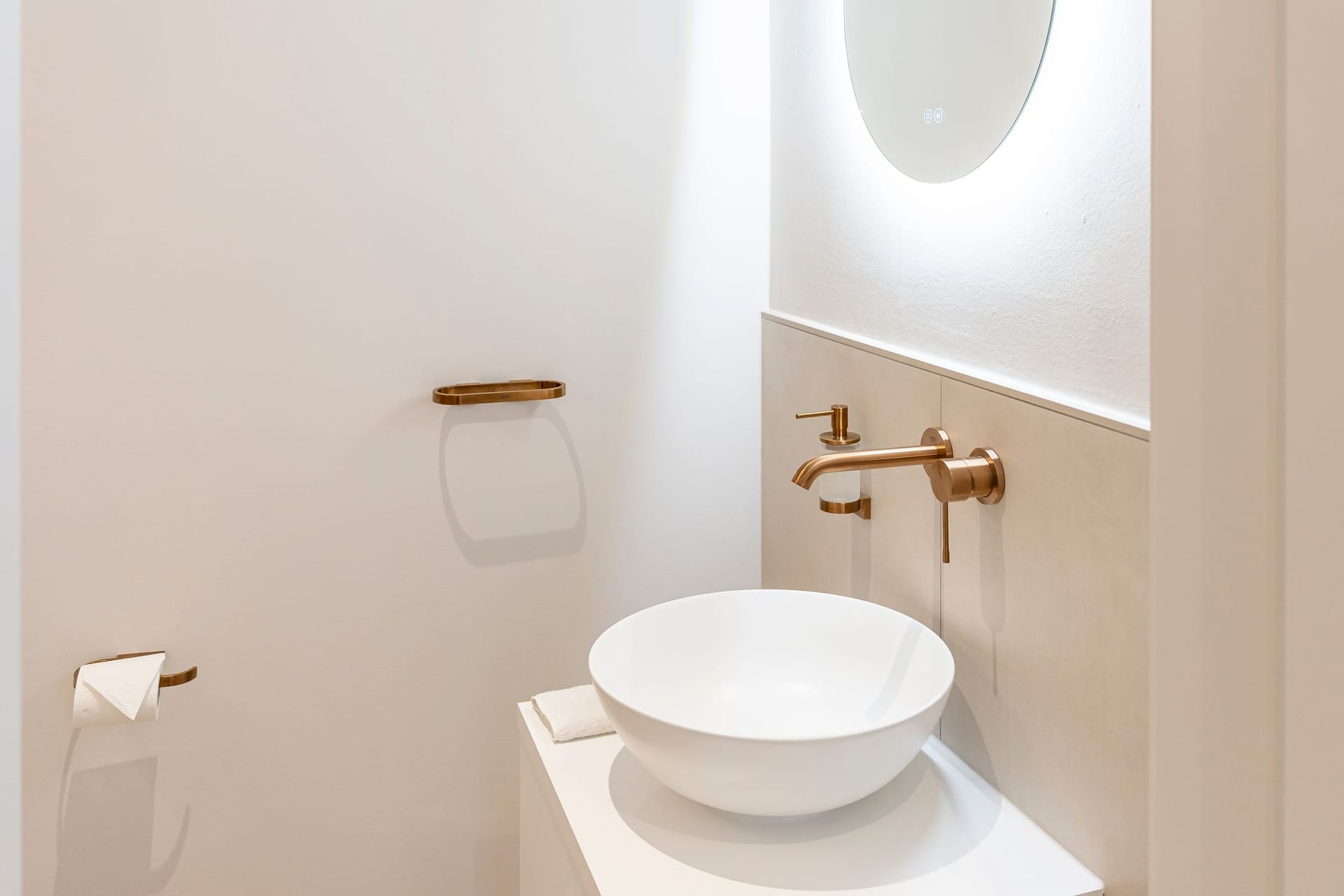 Modernes Badezimmer mit elegantem Waschbecken