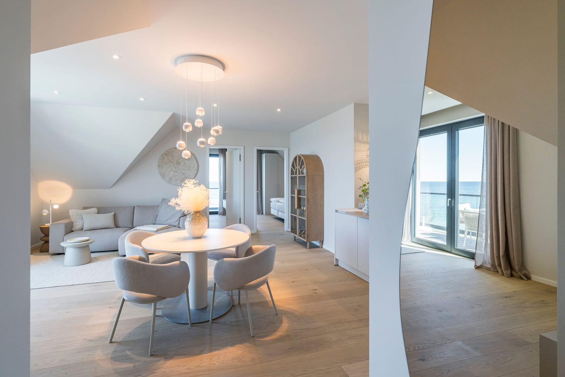 Gemütliches Wohnzimmer mit Esstisch und Meerblick