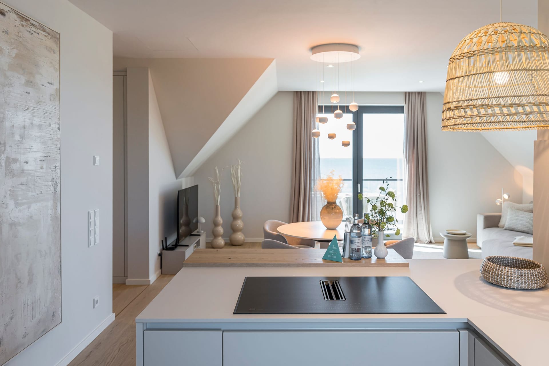 Elegantes Wohnzimmer mit offener Küche