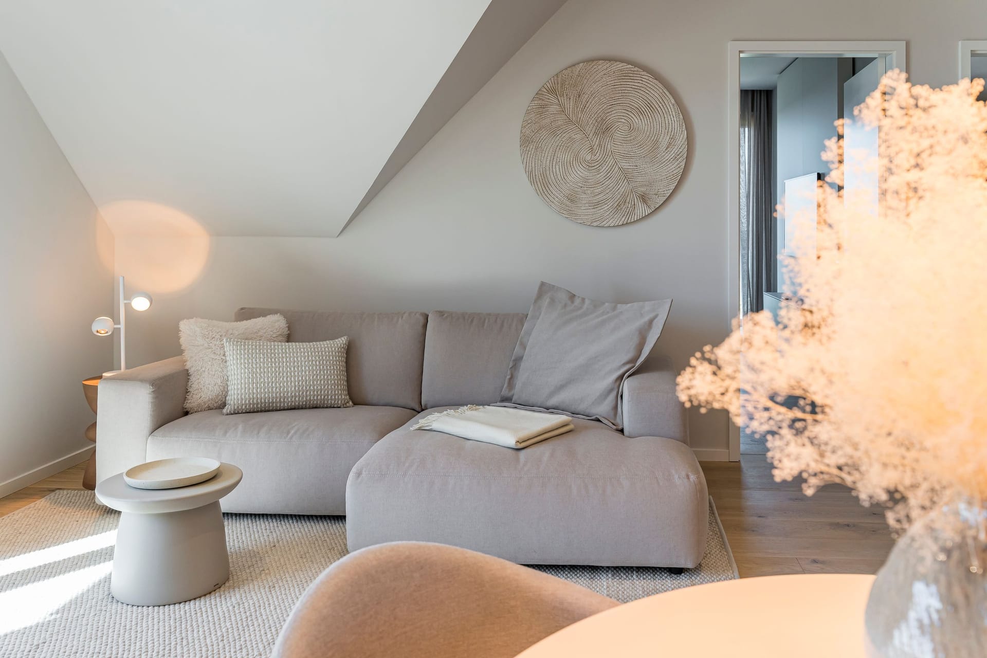 Helles Wohnzimmer mit Couch und Tisch