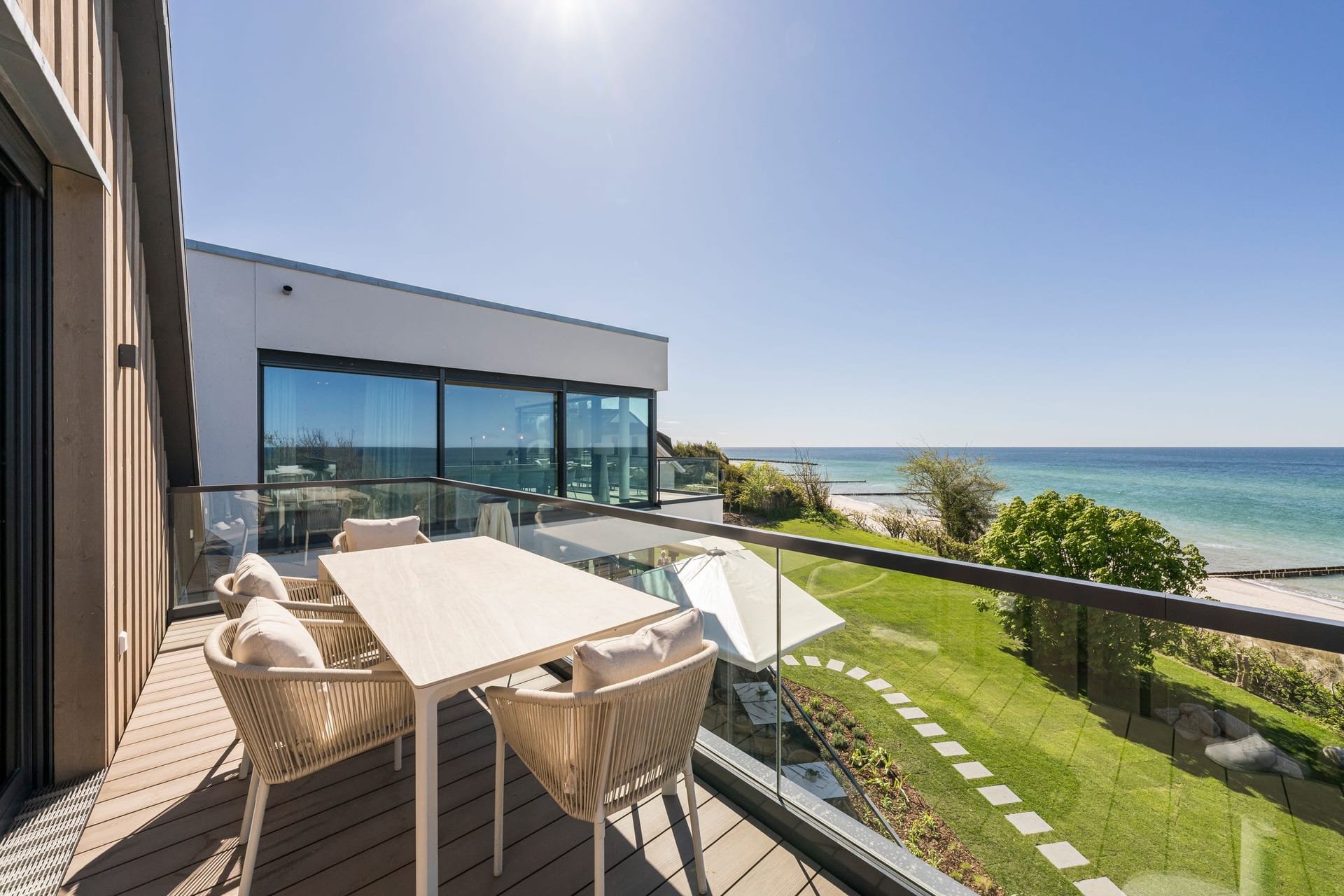 Terrasse mit Meerblick und gemütlichen Sitzgelegenheiten
