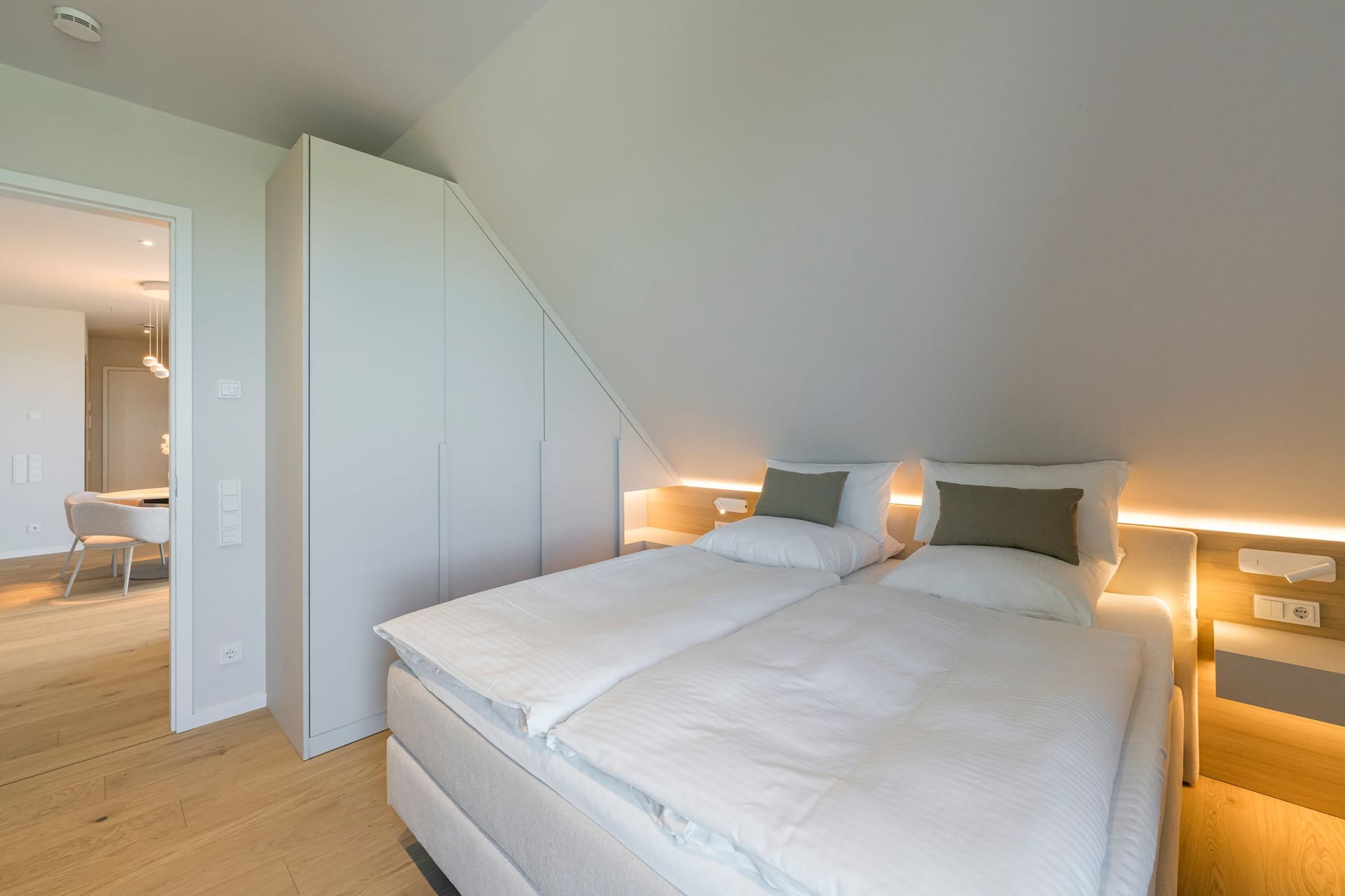 Helles Schlafzimmer mit Doppelbett