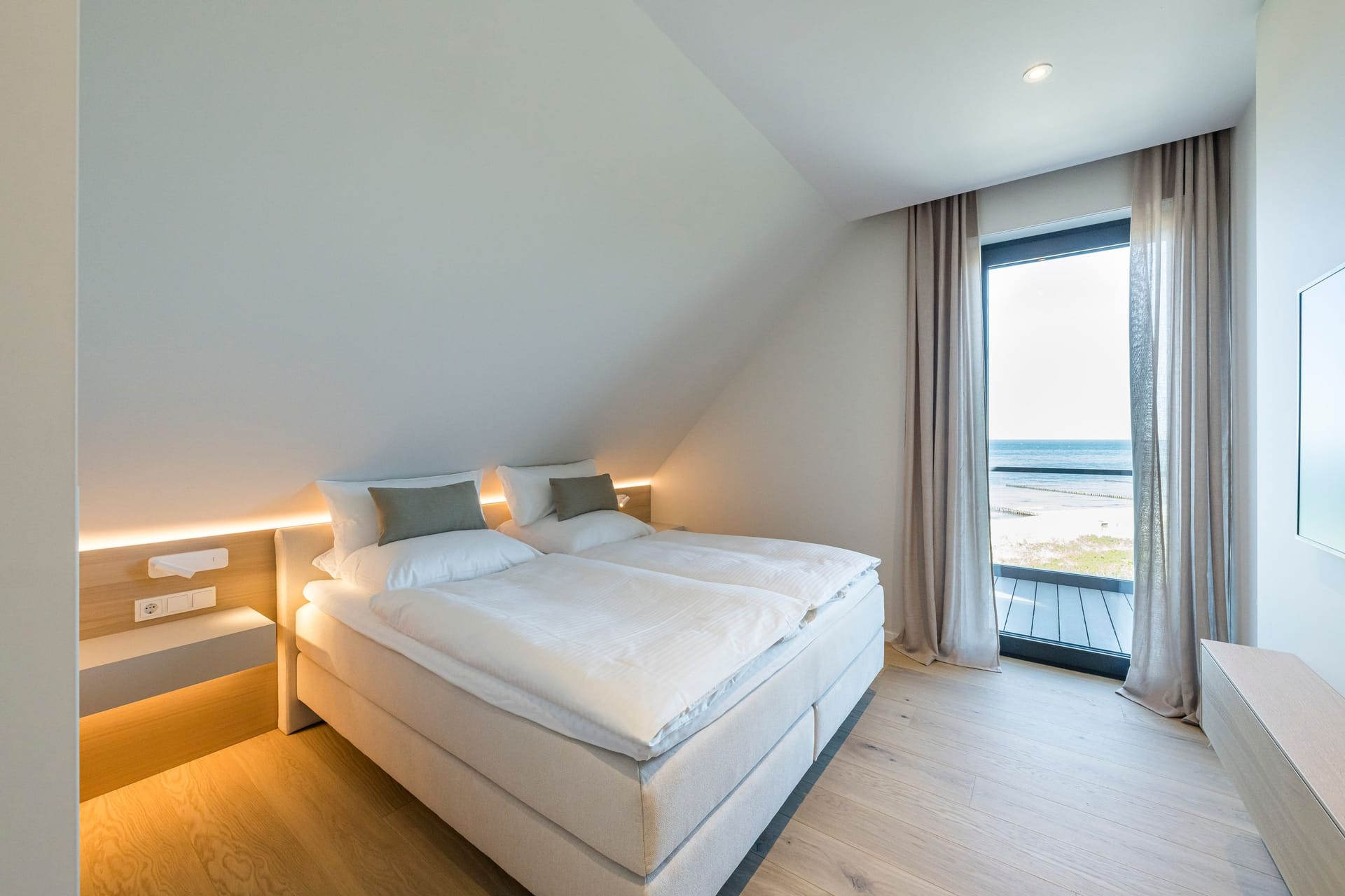 Modernes Schlafzimmer mit Meerblick