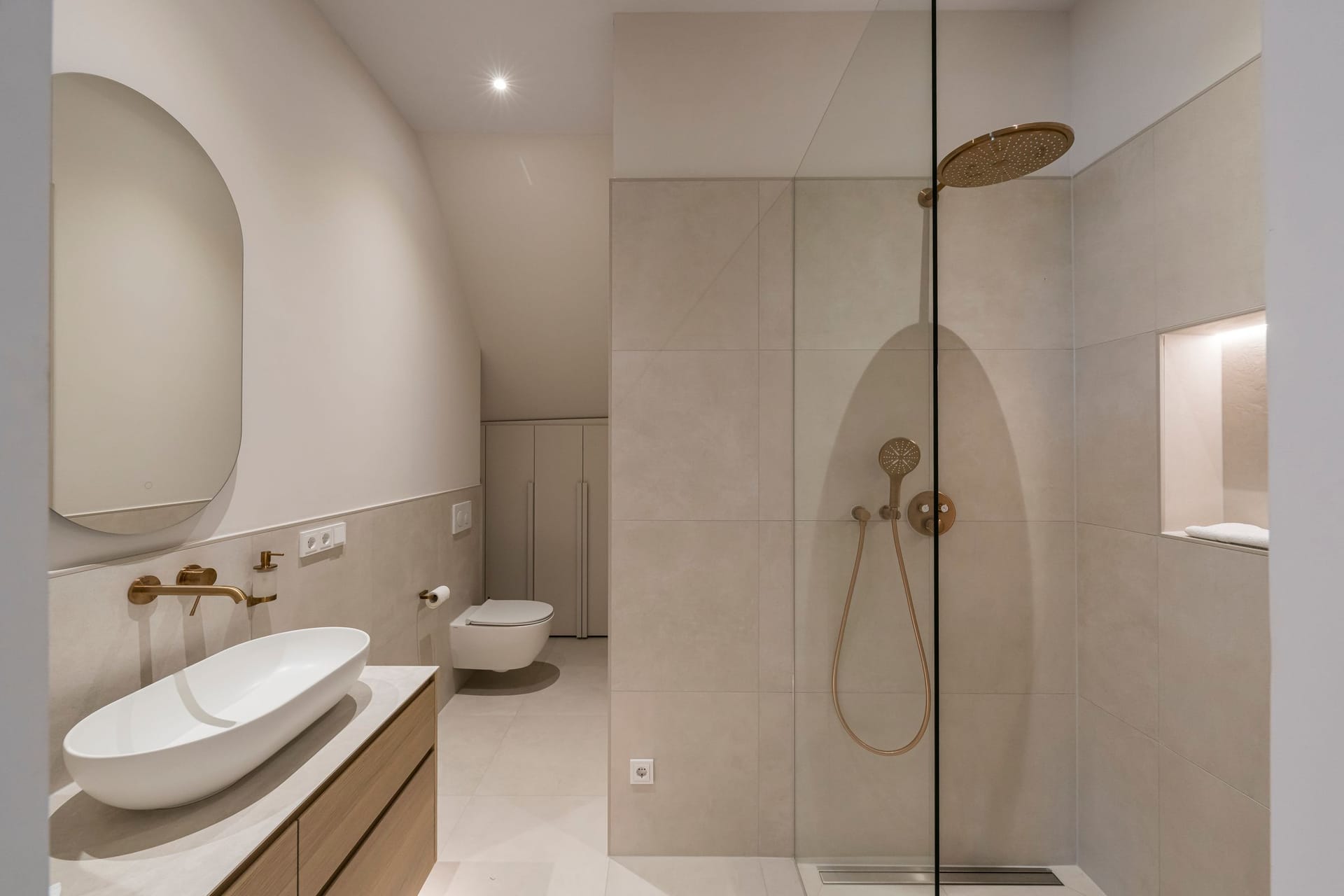 Modernes Badezimmer mit eleganter Dusche
