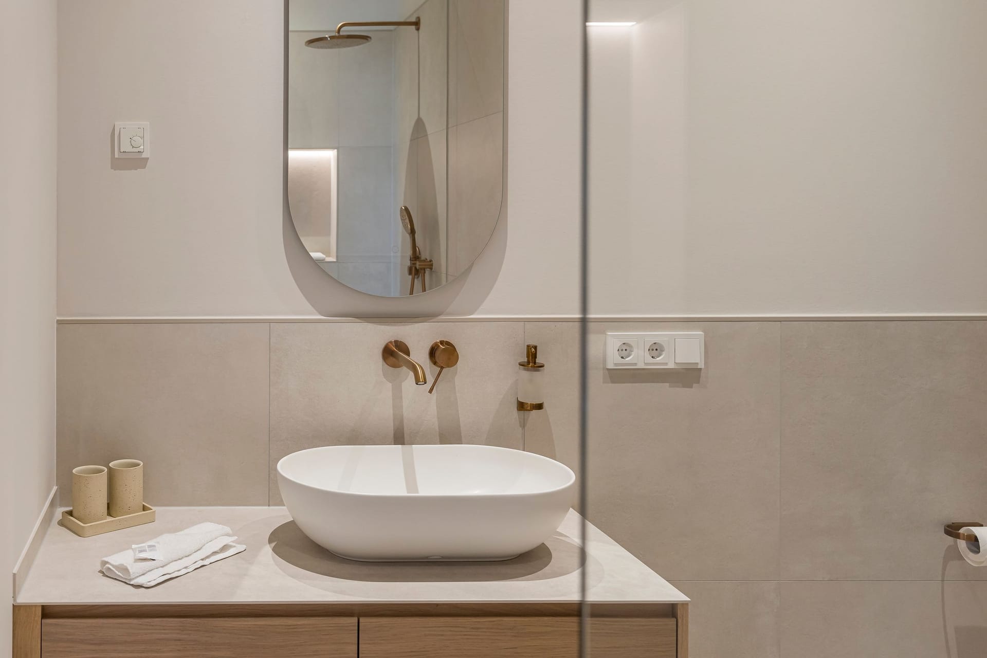 Modernes Badezimmer mit elegantem Waschbecken und Spiegel