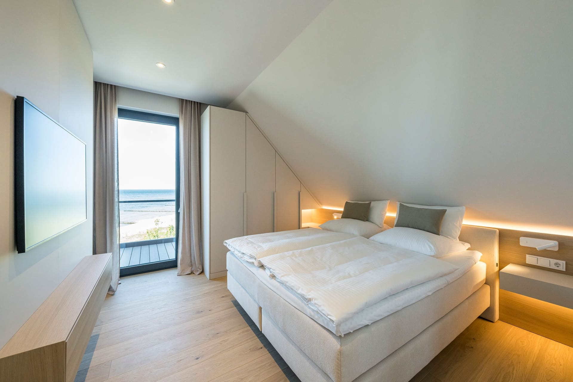 Schlafzimmer mit Meerblick und Balkon