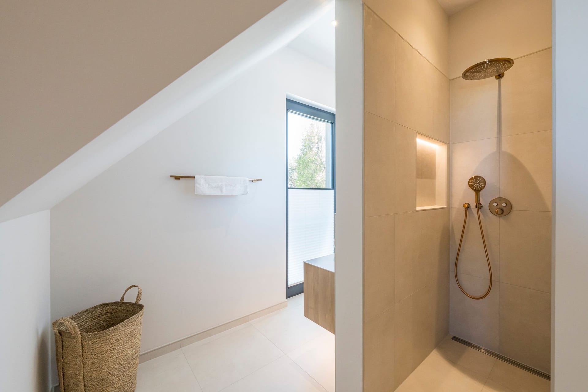 Modernes Badezimmer mit Dusche und Fenster