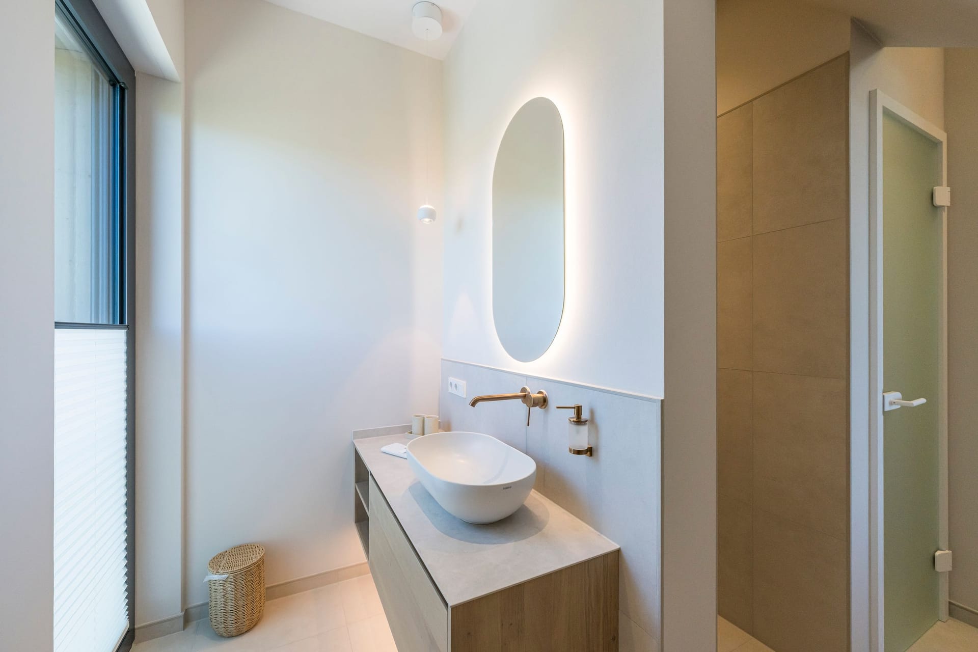 Modernes Badezimmer mit eleganter Einrichtung