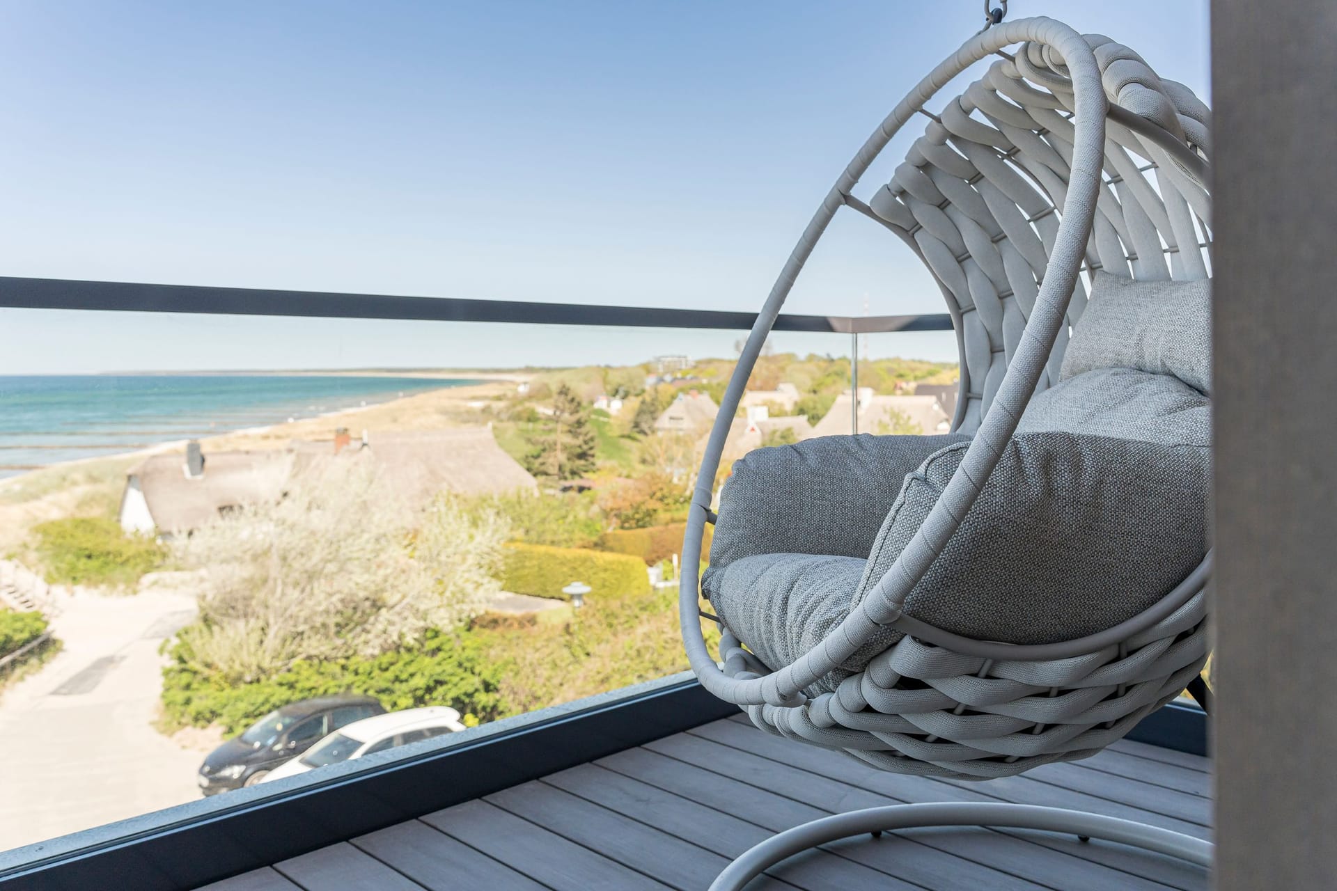 Balkon mit Hängesessel und Meerblick