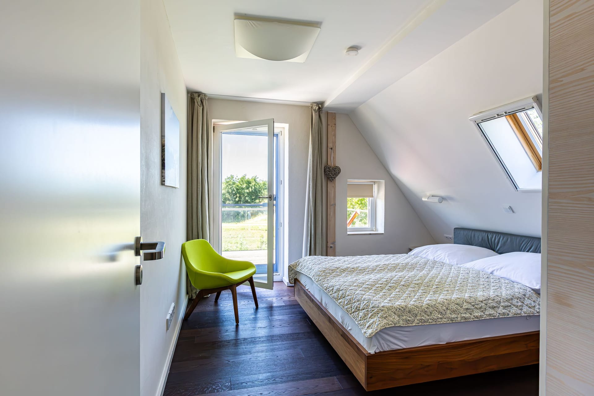 Schlafzimmer mit Doppelbett und Zugang zur Terrasse